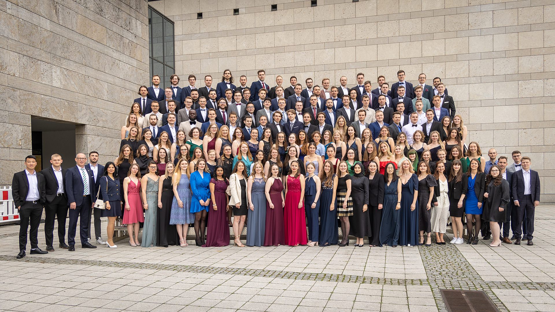 [Translate to English:] Gruppenbild der Absolvent*innen beim AbsolventInnenball der Fakultät für Mathematik und Wirtschaftswissenschaften im CCU Ulm