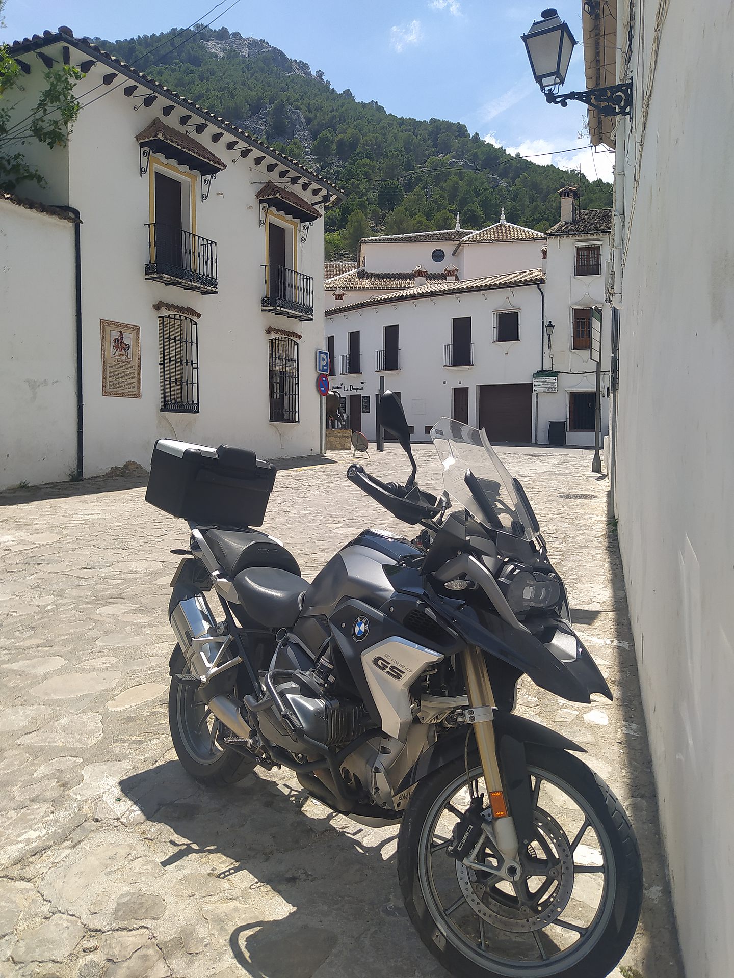 Motorrad vor Häuser in Andalusien