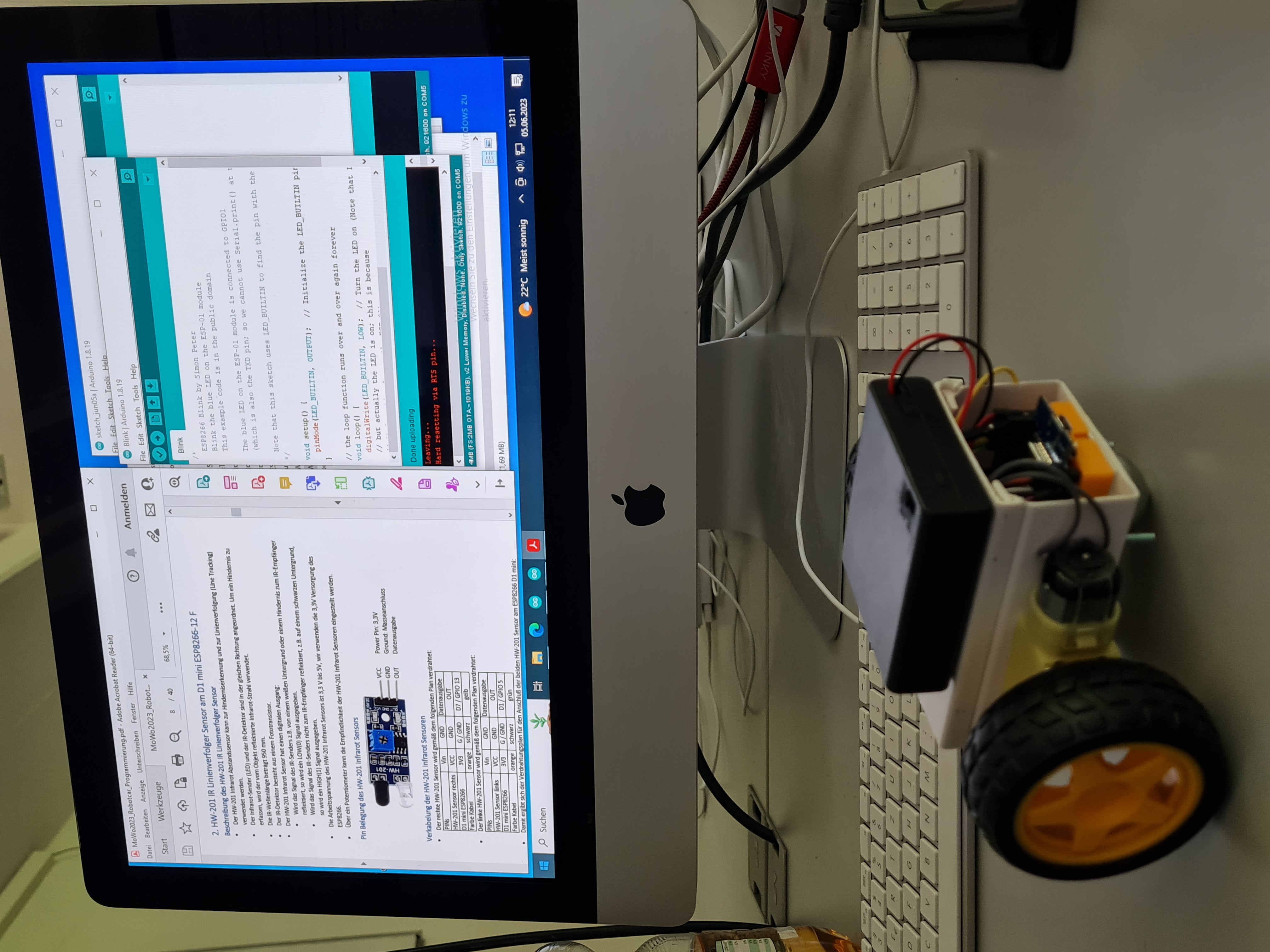 Gebautes Wägelchen mit einem Programmcode zur Steuerung und Abstandsregelung