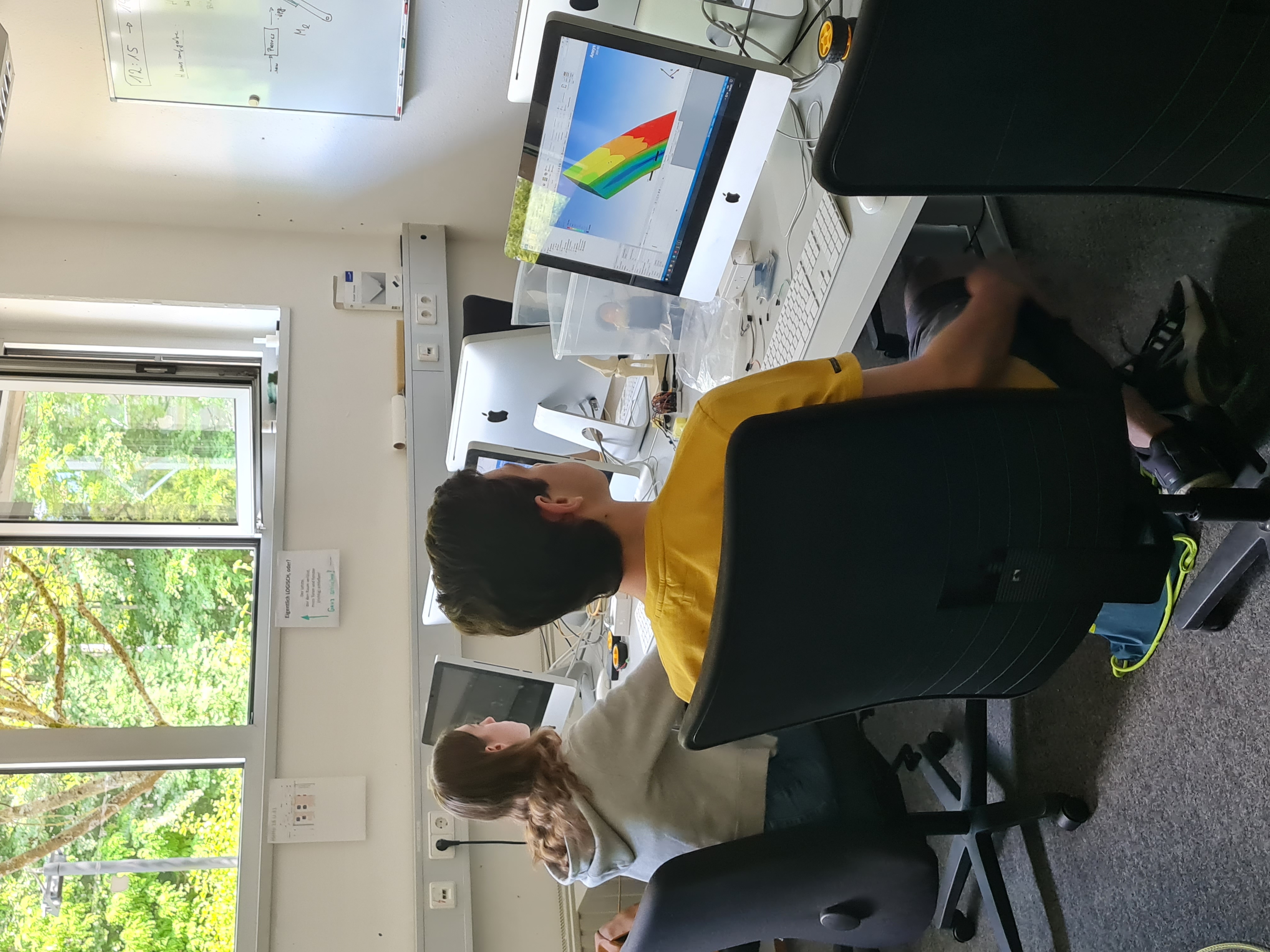 Schüler sitzen vor dem Rechner und bearbeiten ein Projekt im Rahmen des Bogy Praktikums