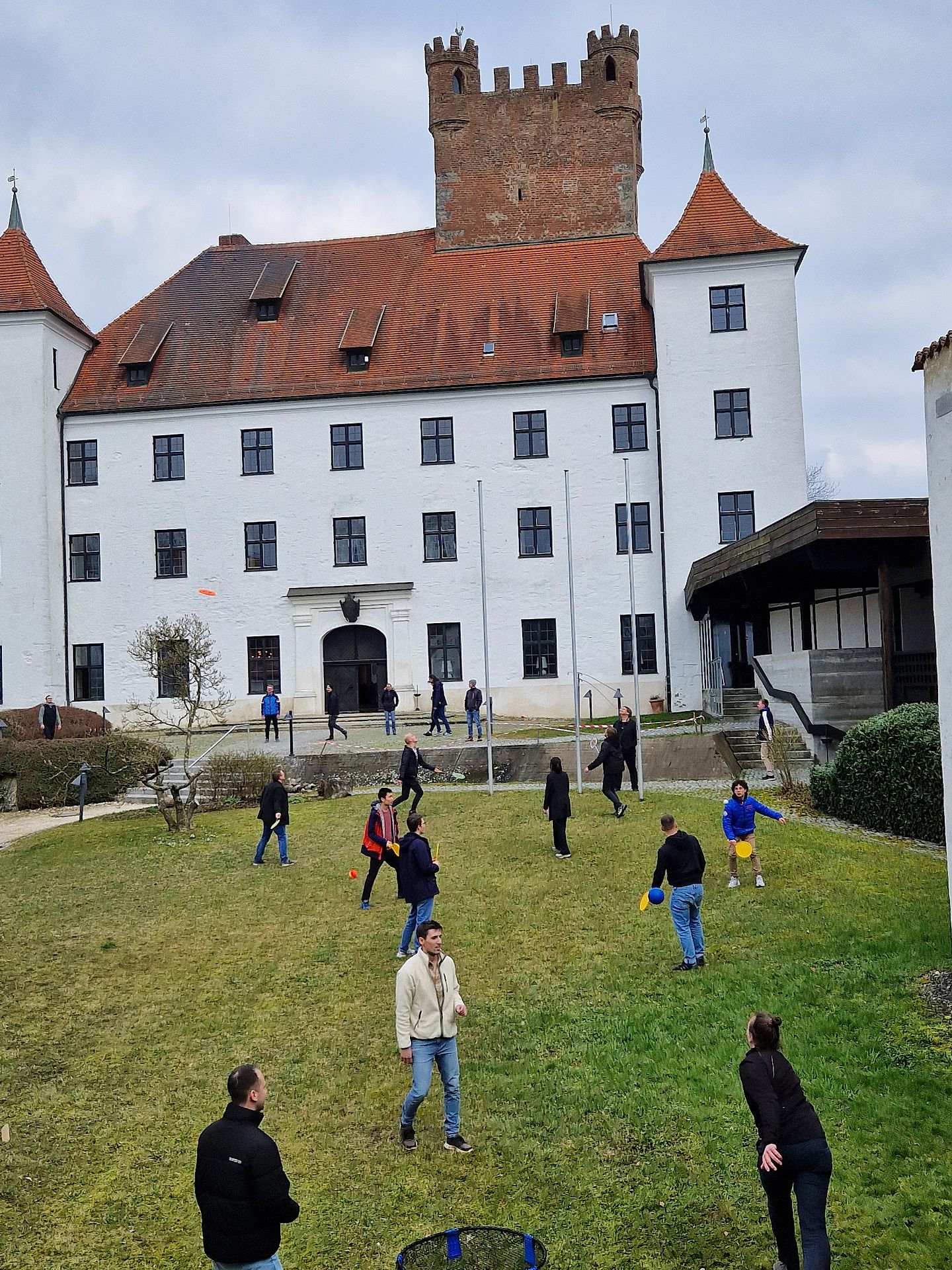 Im Rahmen des Workshop_CSE am 07. - 08.03.2024 gab es ein Outdoorevent zur Teambildung. Hier vor dem Wissenschaftszentrum Schloss Reisensburg: Studierende bewegen sich in Gruppen im Freien.