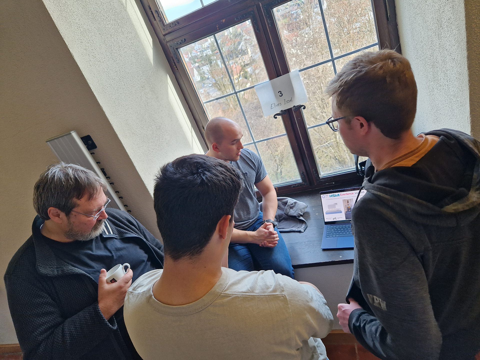 Marktstand: Elias Issel (Doktorand an der THU) zeigt seinen Werdegang im Studiengang CSE