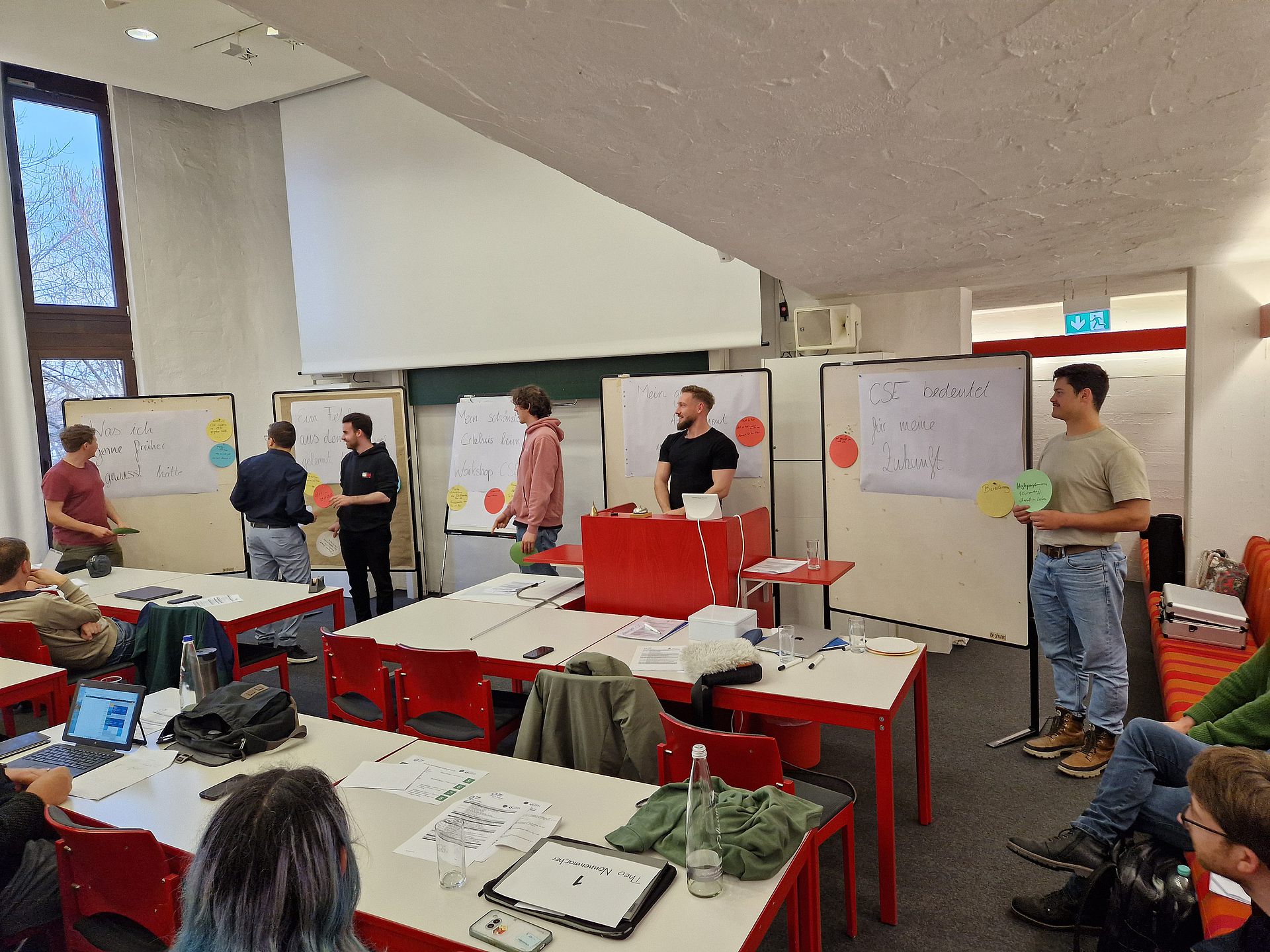 Studierende hängen ihre Antworten im Rahmen des Abschlusses "CSE Stories & Einen Satz für CSE" an die Pinwände