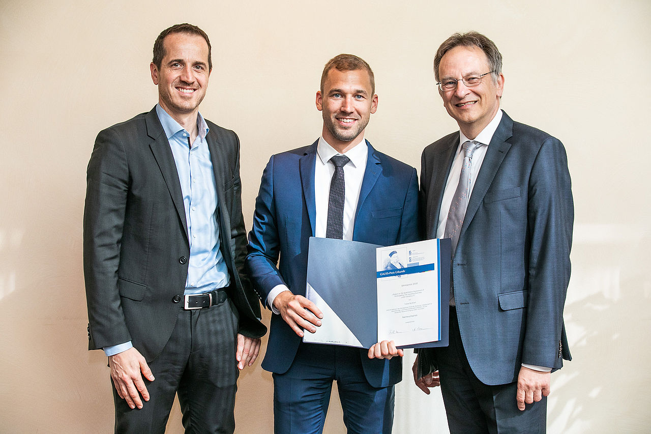 Dr. Tobias Burkhart (Mitte) und Prof. Dr. Hans-Joachim Zwiesler bei der Verleihung des GAUSS-Nachwuchspreis