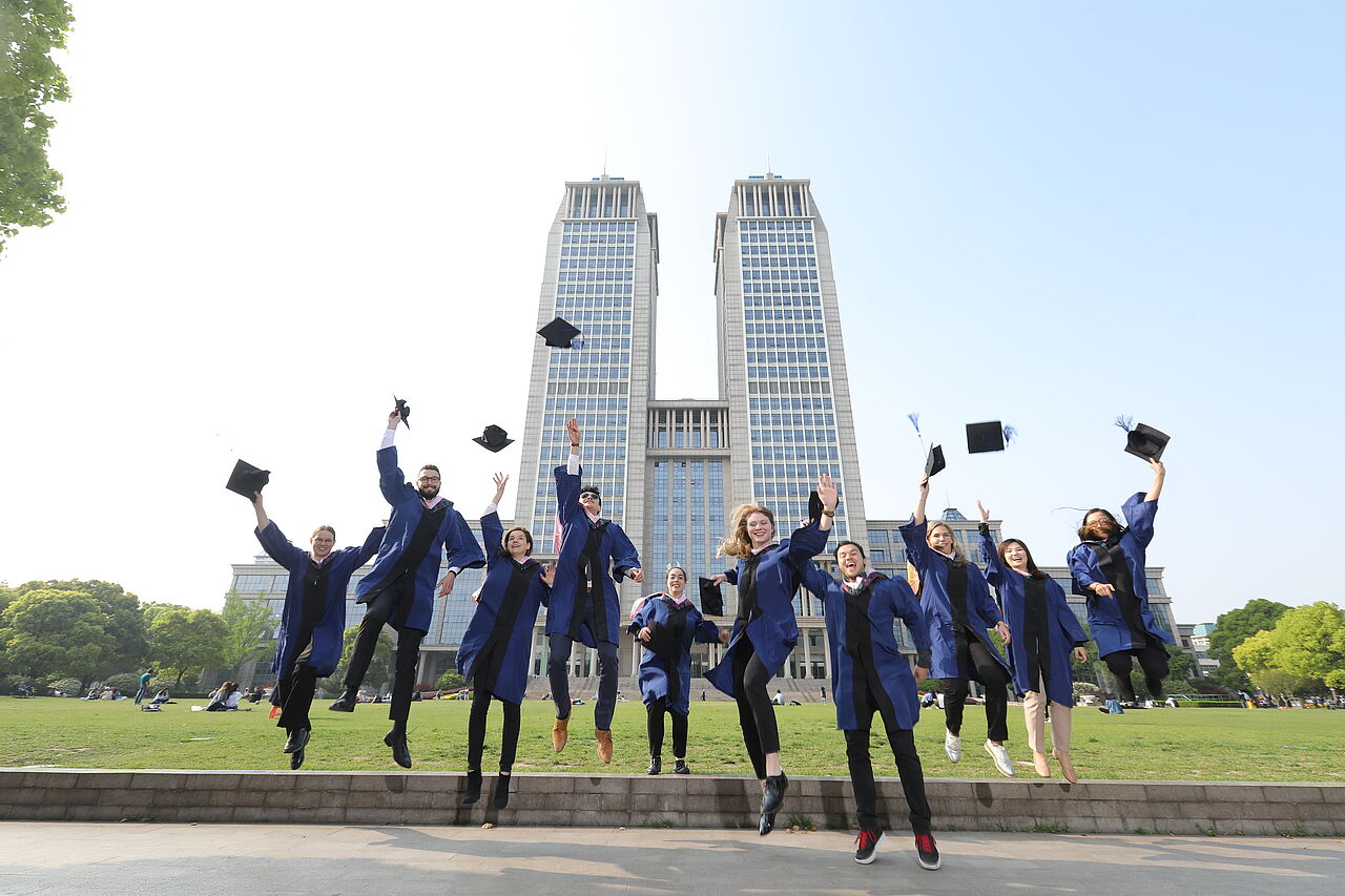 Studierende feiern ihren Abschluss auf dem Campus in Fudan