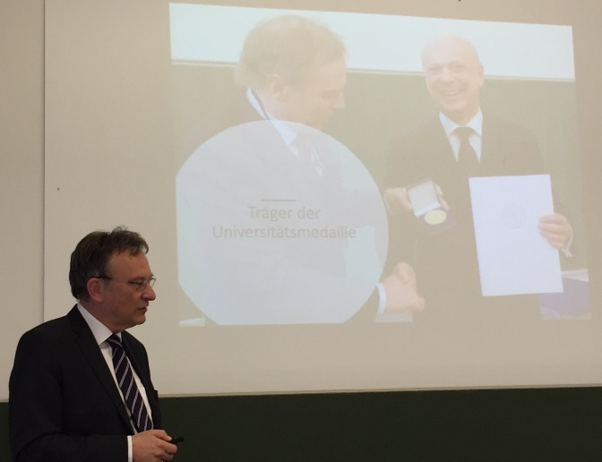 Prof. Hans-Joachim Zwiesler bei einer Präsentation 