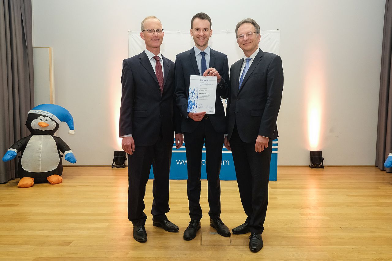 Manuel Rach (mitte) zusammen mit Prof. Dr. Hans-Joachim Zwiesler bei der Verleihung des SCOR-Preis 