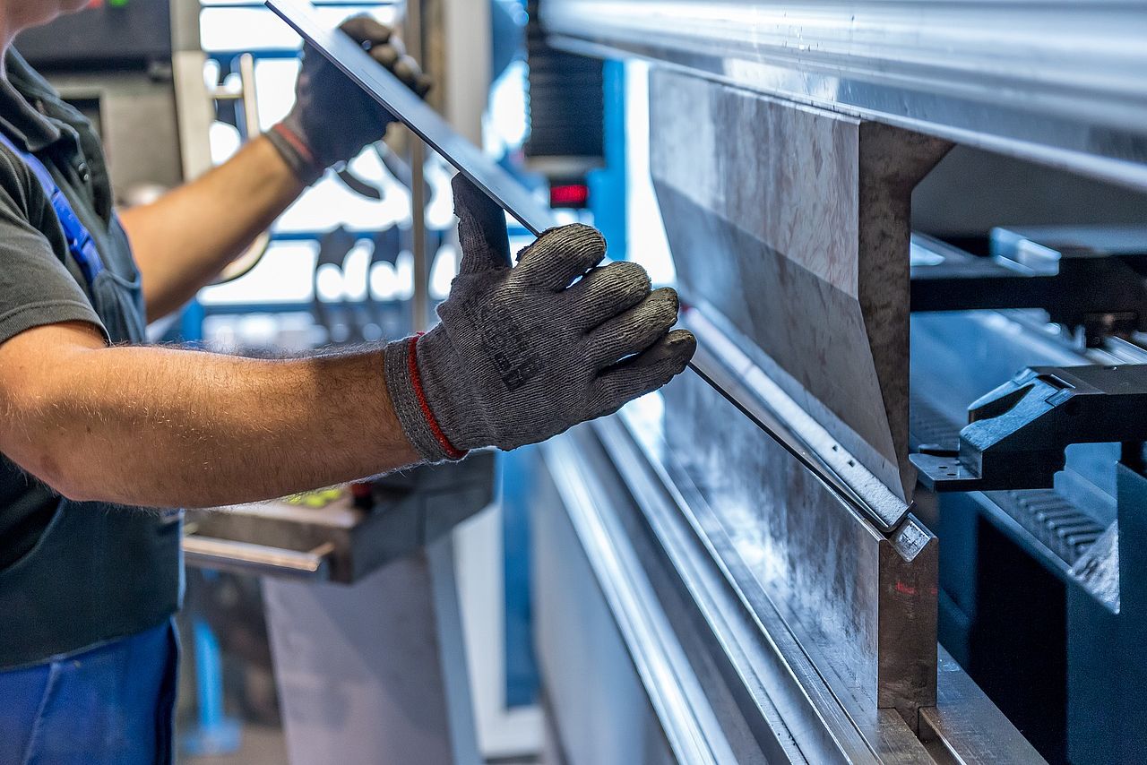 Arbeiter an Biegemaschine für Stahlrohre