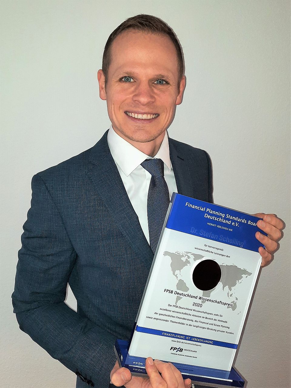 Dr. Stefan Schilling, Institut für Versicherungswissenschaften, Uni Ulm mit dem FPSB-Preis
