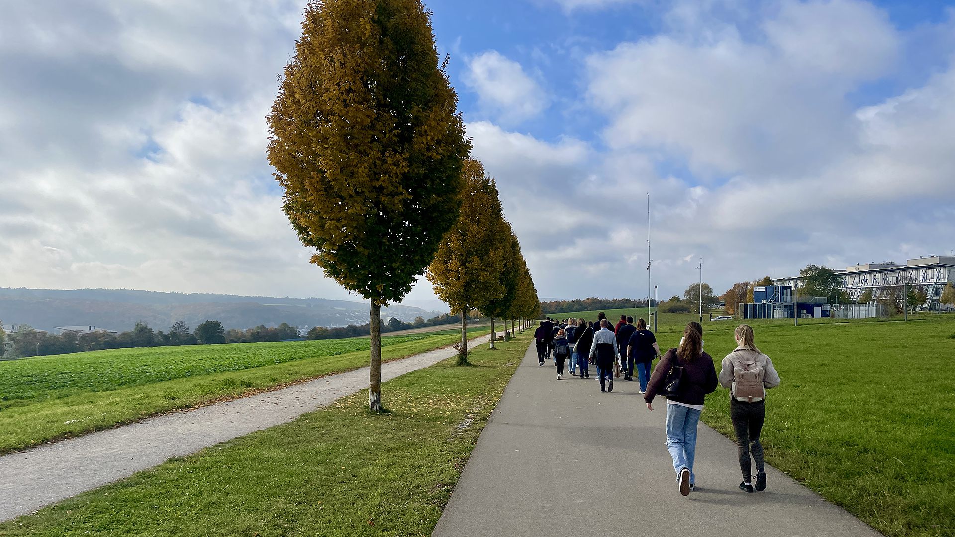 Erstsemesterstudierende unterhalb der Uni West