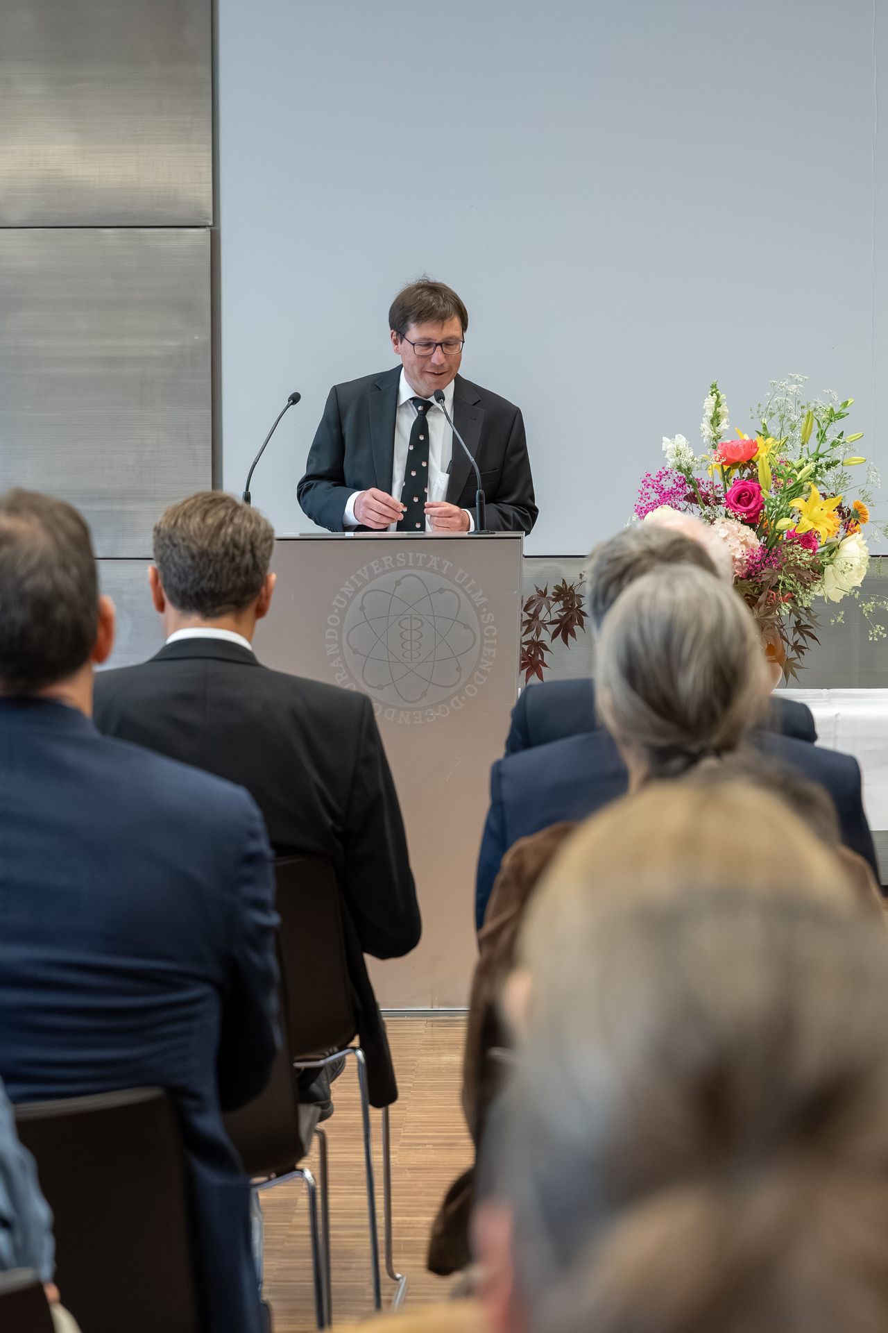 Prof. Dr Robert Stelzer delivering a welcome address to Prof. Dr Zürn and Prof. Dr Poll on the occasion of their 20th anniversary  
