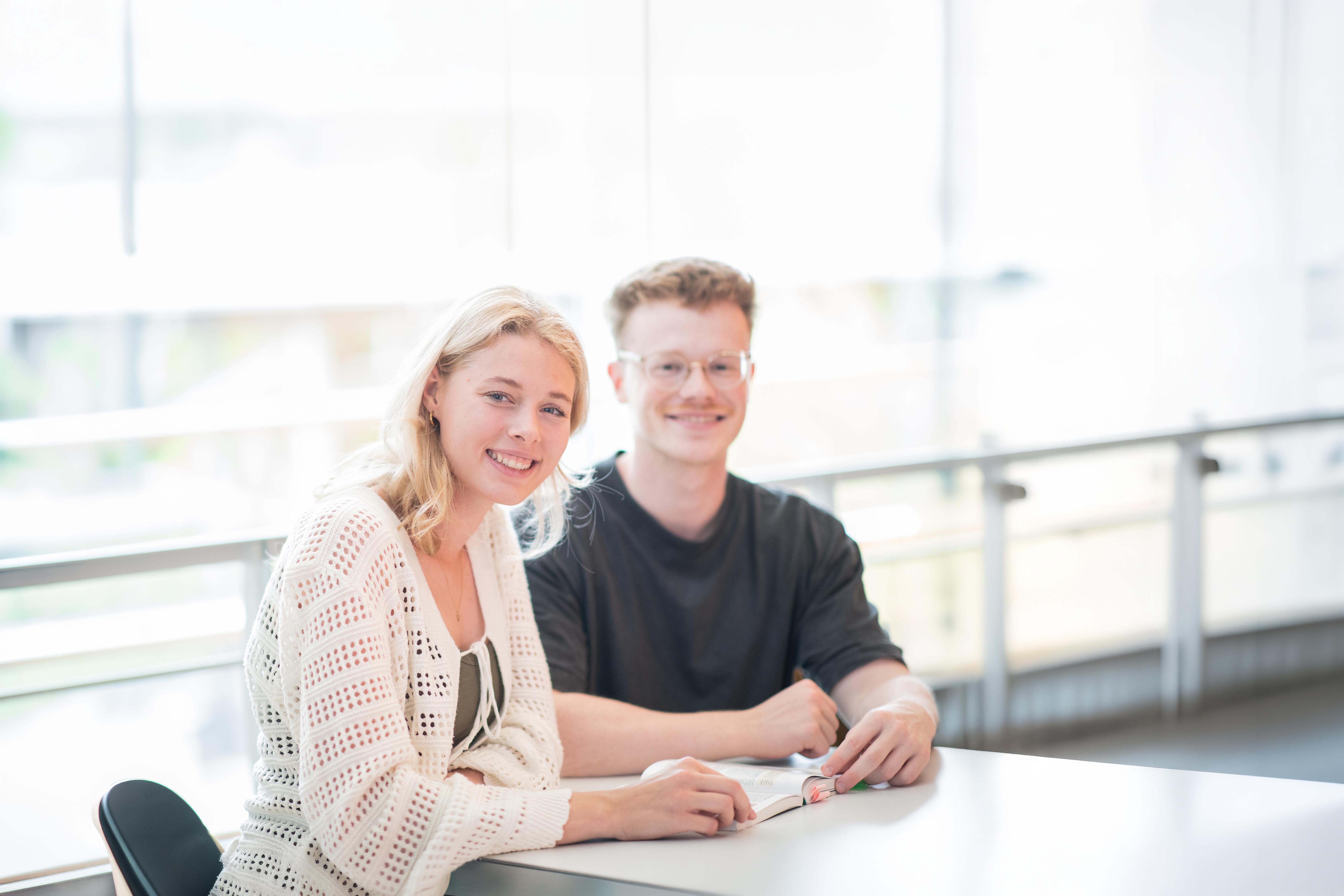 Studierende am Schreibtisch