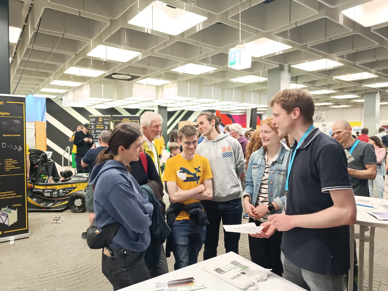 Studierende am Messestand beim LaWi