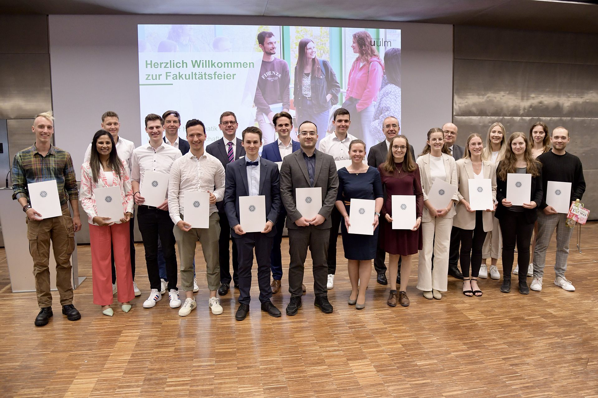 Fakultätsfeier 2025: Preisträger*innen und Promoventen