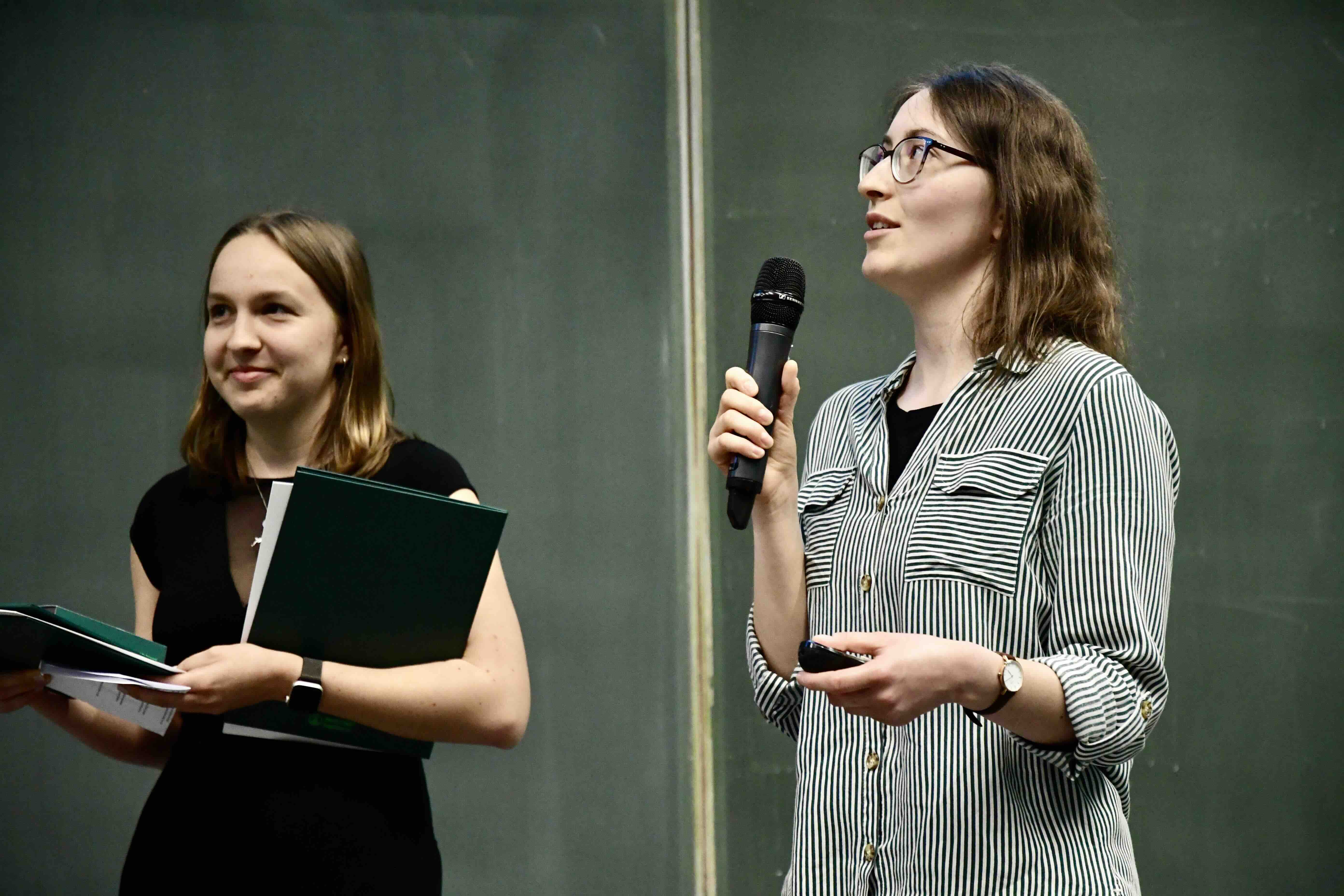Ms Leinwber and Ms Klamt will briefly outline the content of their final thesis.