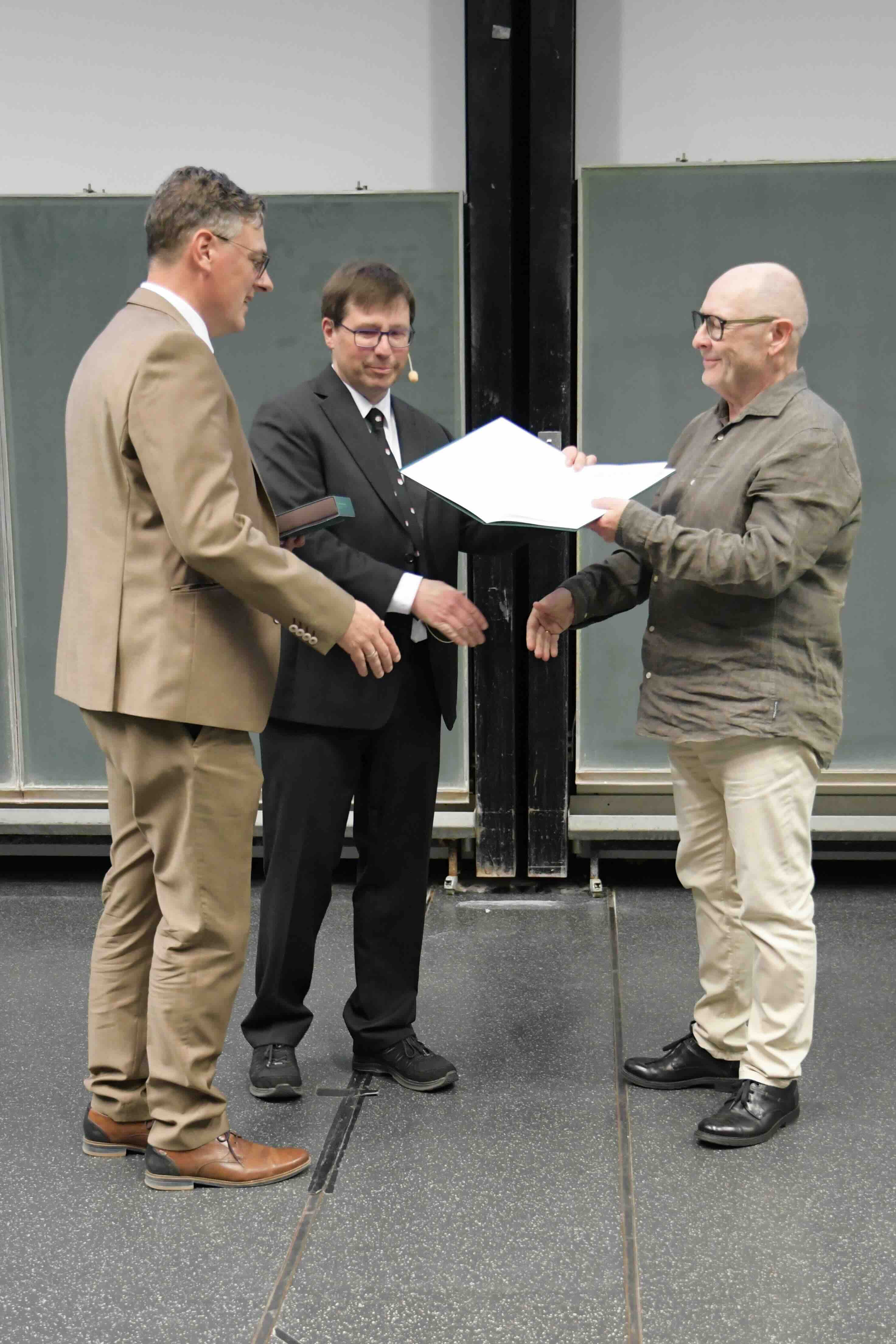 Mr Lucas Fellmeth, represented by his father, receives the top prize in the Mathematical Data Science MSc programme.