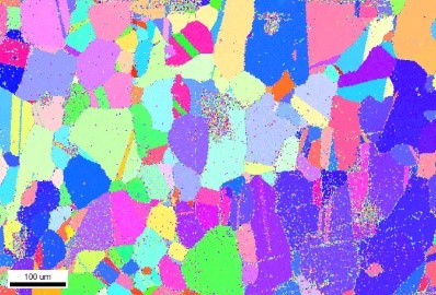 Stochastik, Uni Ulm, Projekt Smile, Abbildung: 2D Visualisierung von (unterschiedlich eingefärbten) Einzelkristallen in einem Titanaluminid
