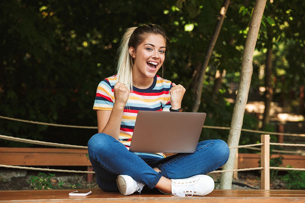 Studierende sitzt am Laptop