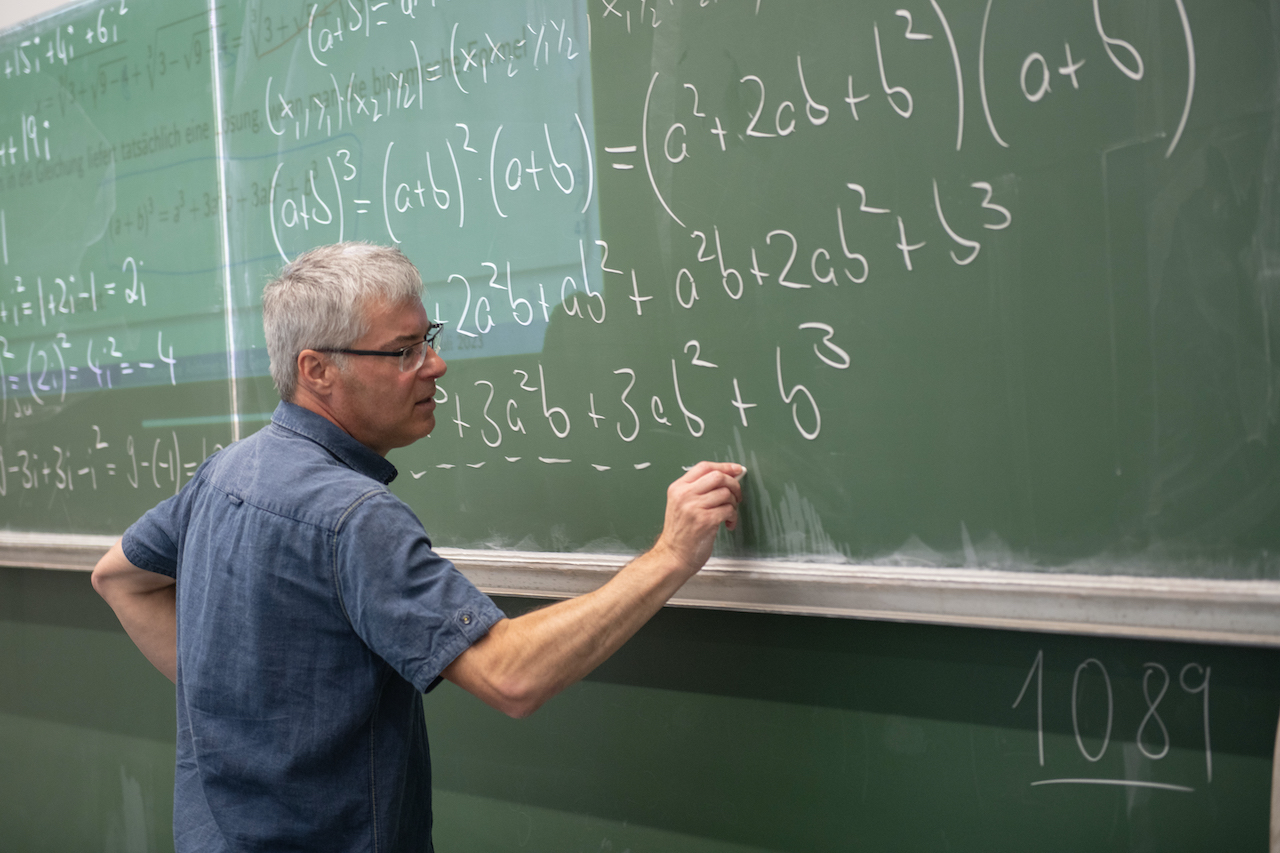 Hr. Dr. Hartmut Lanzinger erklärt im Rahmen des MaWi Summer Camps die komplexe Arithmetik und Geometrie, ein Thema, das in der Mathematik im Studium Thema sein könnte.