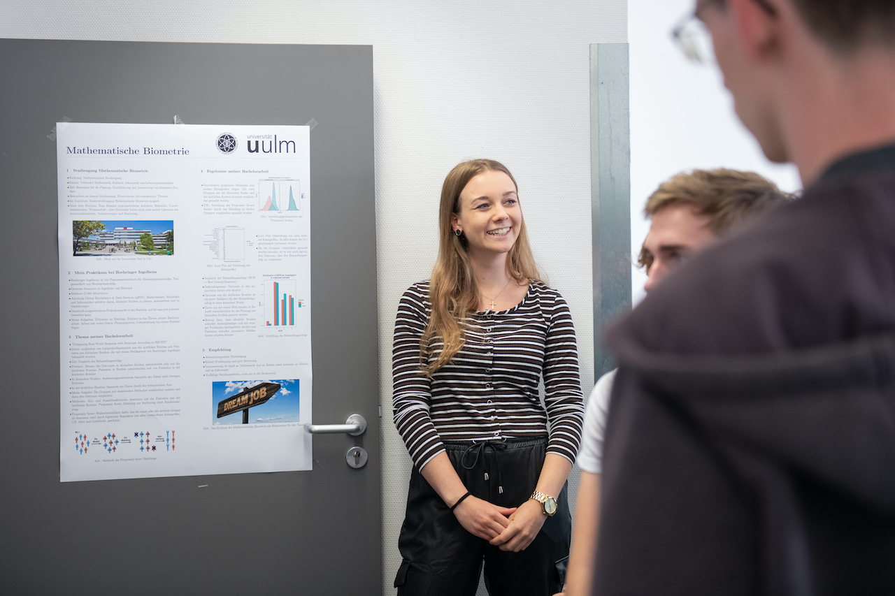 Bei der Postersession im Rahmen des MaWi Summer Camps stellen Studierende ihre Projekte vor und stehen Rede und Antwort zu den Projekten, aber auch zum Studienalltag - hier Mathematische Biometrie.