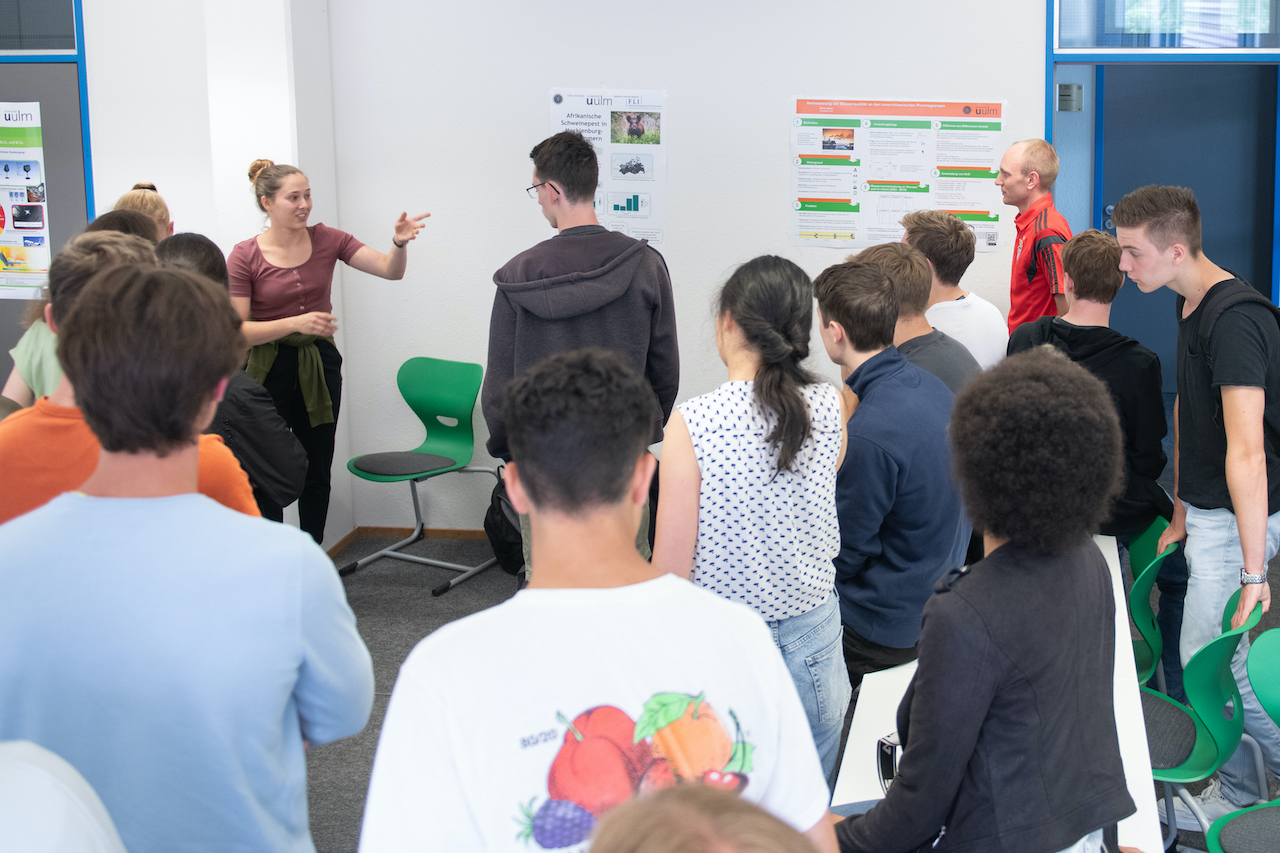 Bei der Postersession im Rahmen des MaWi Summer Camps stellen Studierende ihre Projekte vor und stehen Rede und Antwort zu den Projekten, aber auch zum Studienalltag - hier Mathematische Biometrie