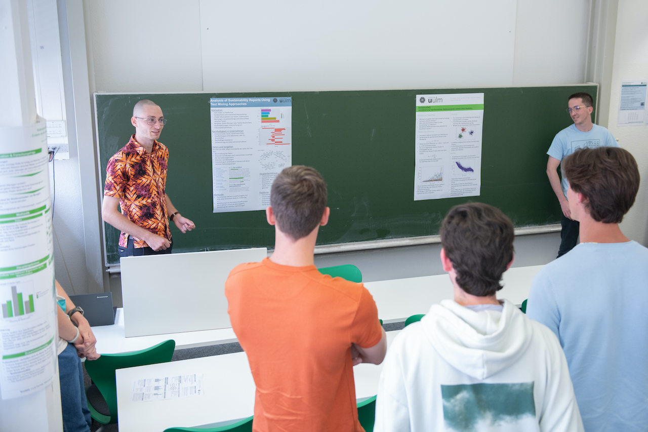 Bei der Postersession im Rahmen des MaWi Summer Camps stellen Studierende ihre Projekte vor und stehen Rede und Antwort zu den Projekten, aber auch zum Studienalltag - hier: Mathematik