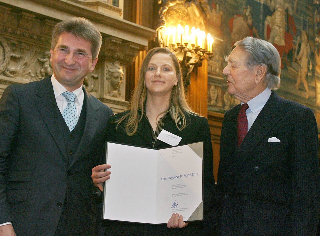 Das Bild zeigt wie Prof. Birgit Liss den Preis für junge Wissenschaftler/innen der Alfried Krupp Stiftung überreicht bekommt.