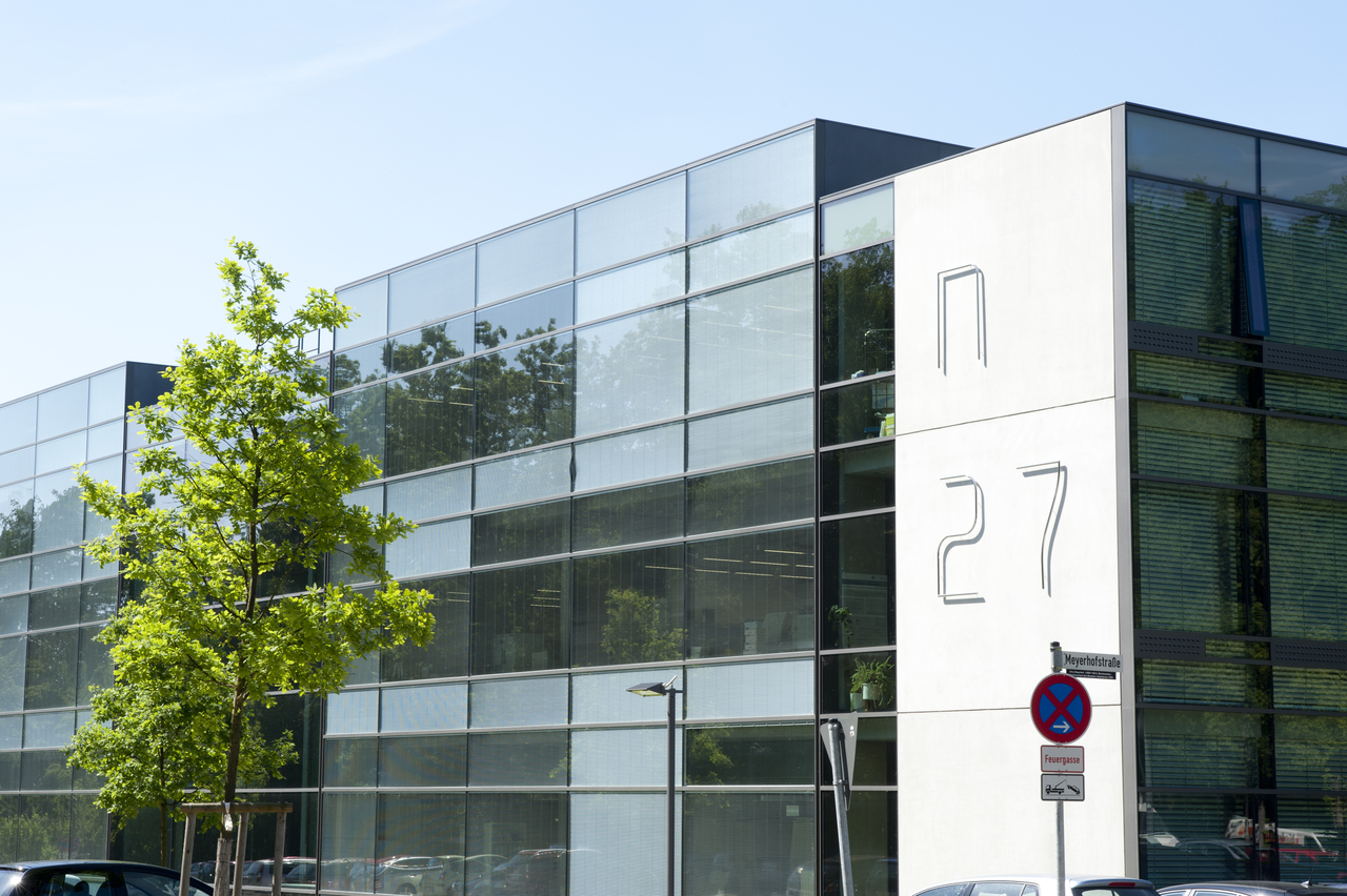 Foto des Forschungsgebäudes N27 der Universität Ulm, in dem auch unser Institut untergebracht ist.