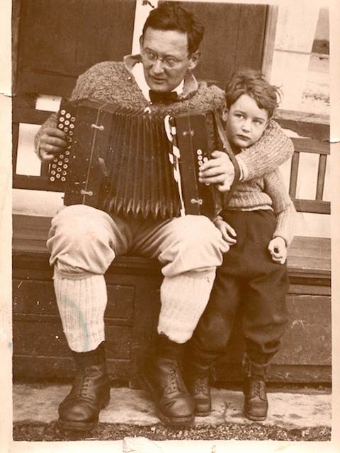 Mohr mit seiner Tochter Eva beim Ziehharmonikaspielen in der Wolfsgrub Mohr mit seiner Tochter Eva beim Ziehharmonikaspielen in der Wolfsgrub