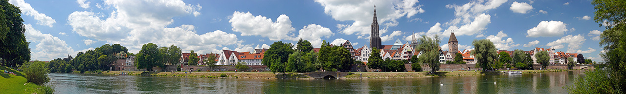 Panoramabild vom Ulmer Donau-Ufer, aus Neu-Ulm fotografiert