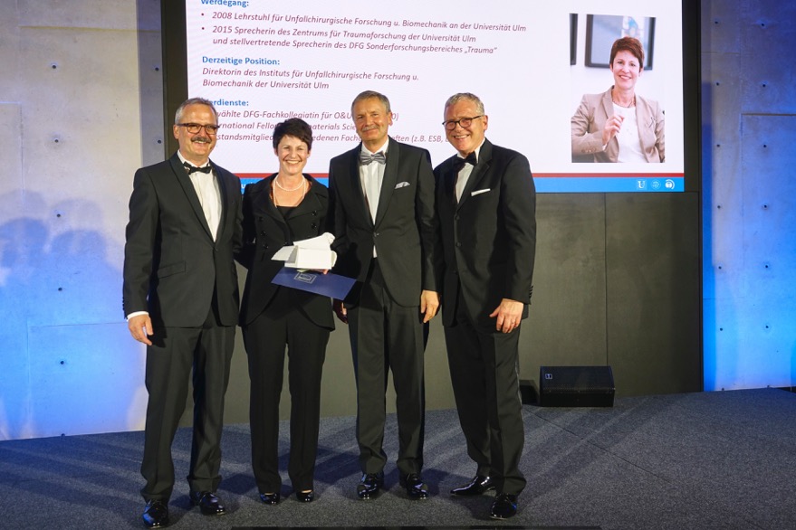 Verleihung der Dieffenbach-Büste an Prof. Anita Ignatius
