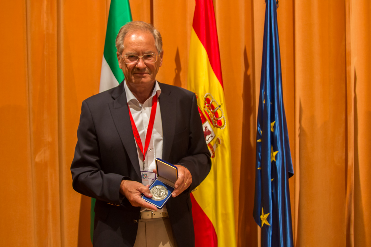 Prof. Dr. Lutz Claes mit der Huiskes-Medaille