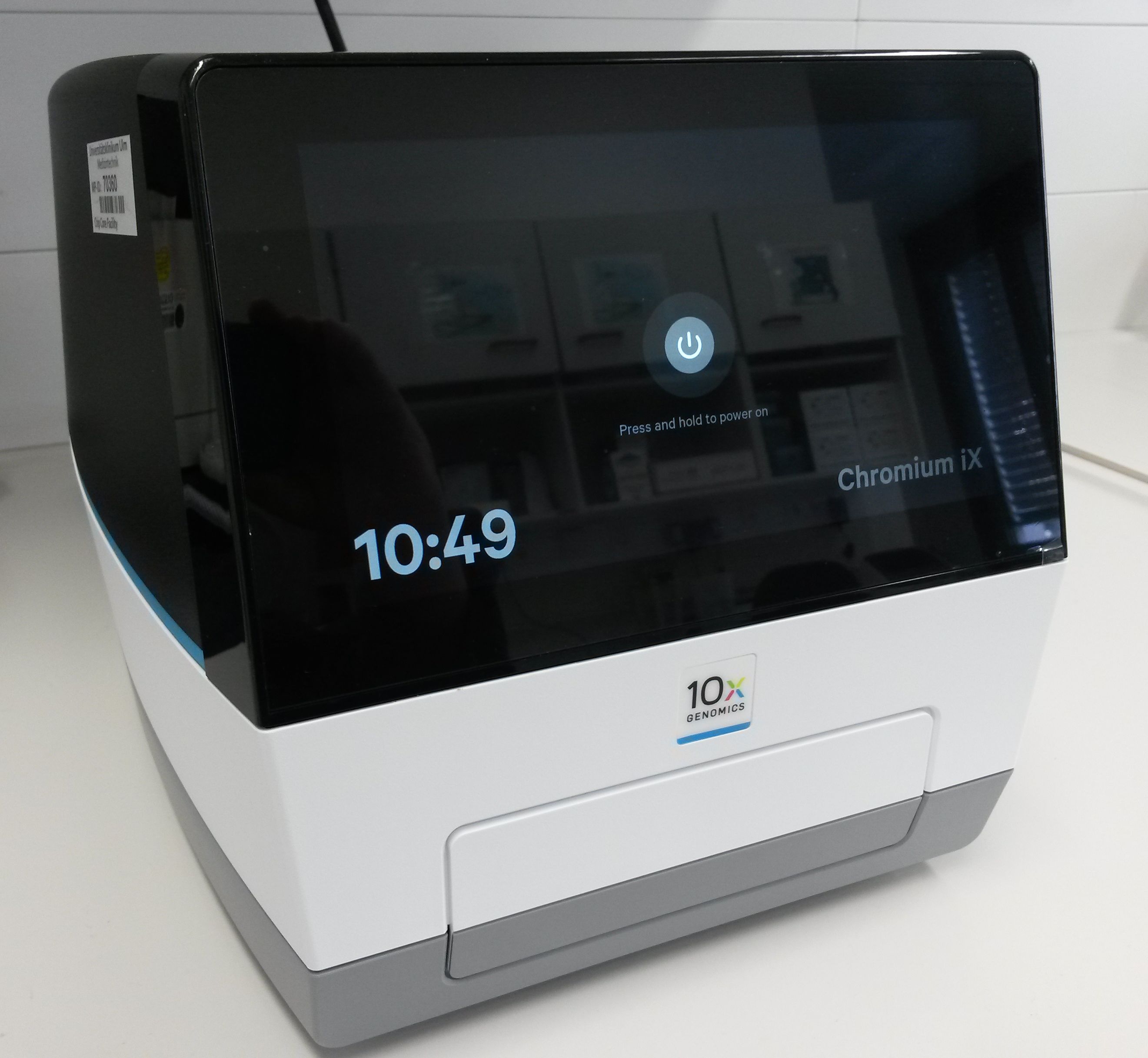 Produktbild Chromium iX Bild des Chromium-IX-Geräts, mit dem Tröpfchen einzelner Zellen erzeugt und analysiert werden können.