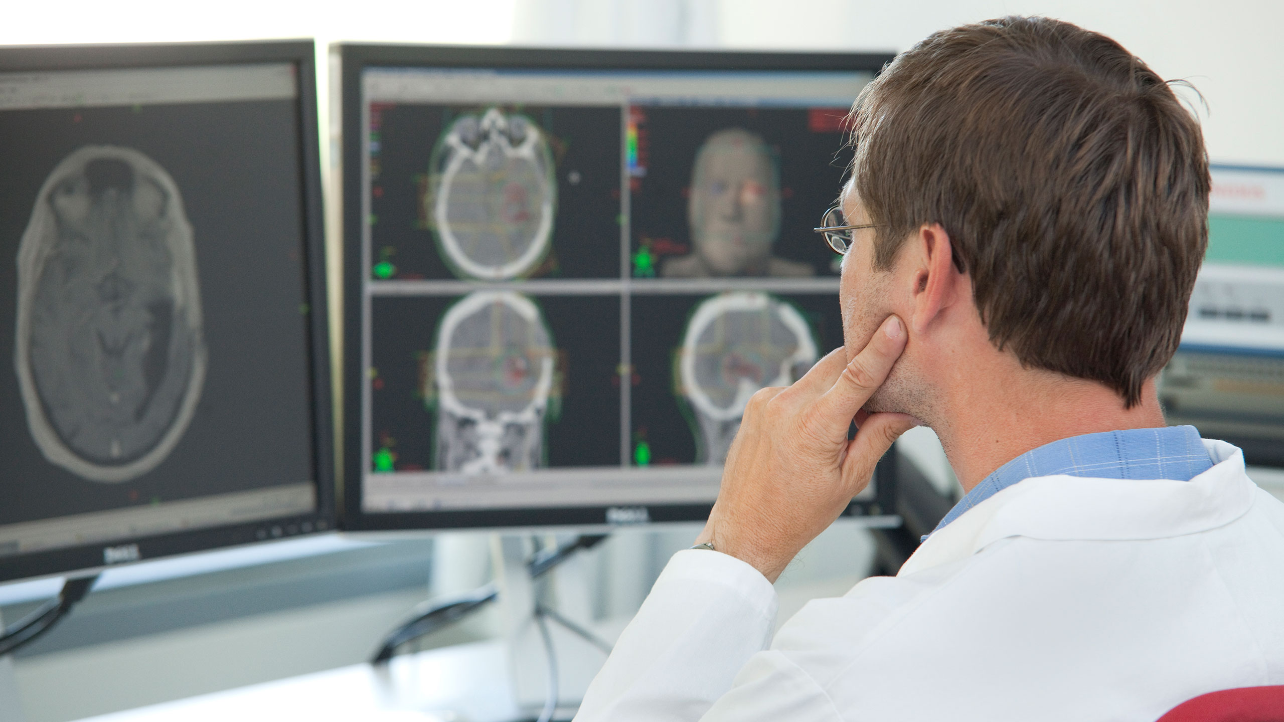 Hier sieht man einen Spezialisten bildgebender Diagnostik in der interdisziplinären Onkologie