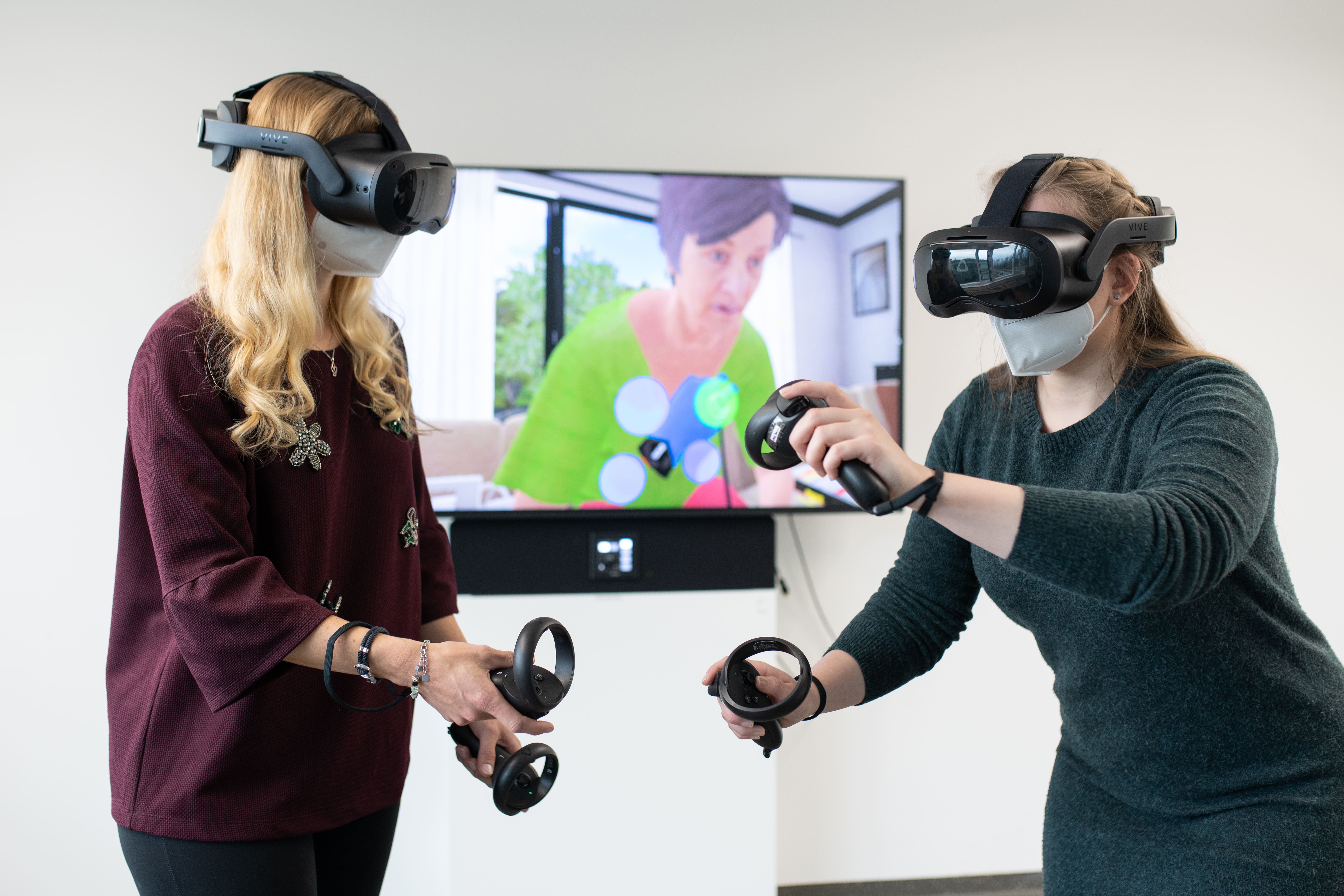 Zwei Studentinnen üben in einer VR-Simulation Behandlungsabläufe und das Arbeiten im Team im notfallmedizinischen Einsatz.