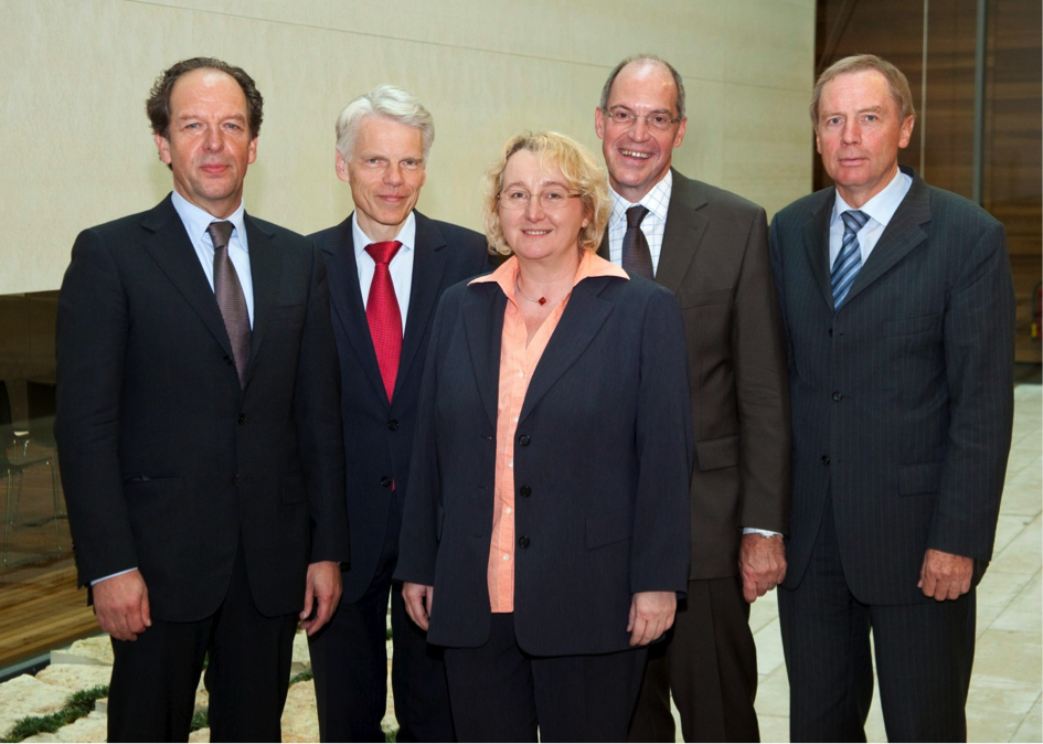 Group photo with Prof. Klaus-Michael Debatin, Prof. Andreas Barner, Theresia Bauer, Prof. Dr. Gerd Schnorrenberg and Prof. Karl-Joachim Ebeling after signing the BIU contact.
