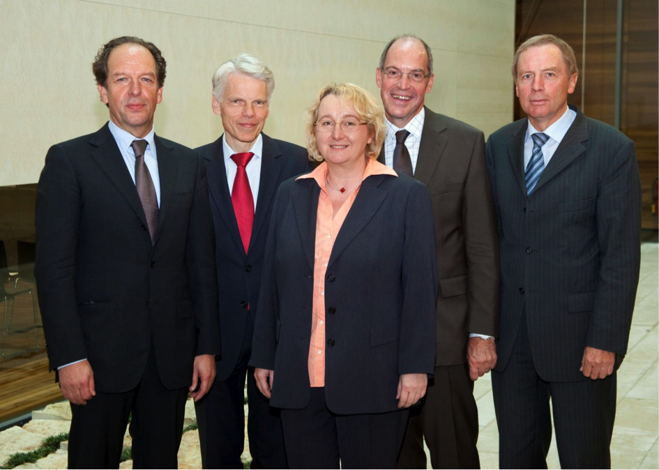 Gruppenfoto mit Prof. Klaus-Michael Debatin, Prof. Andreas Barner, Theresia Bauer, Prof. Dr. Gerd Schnorrenberg und Prof. Karl-Joachim Ebeling anlässlich der Gründung von BIU.