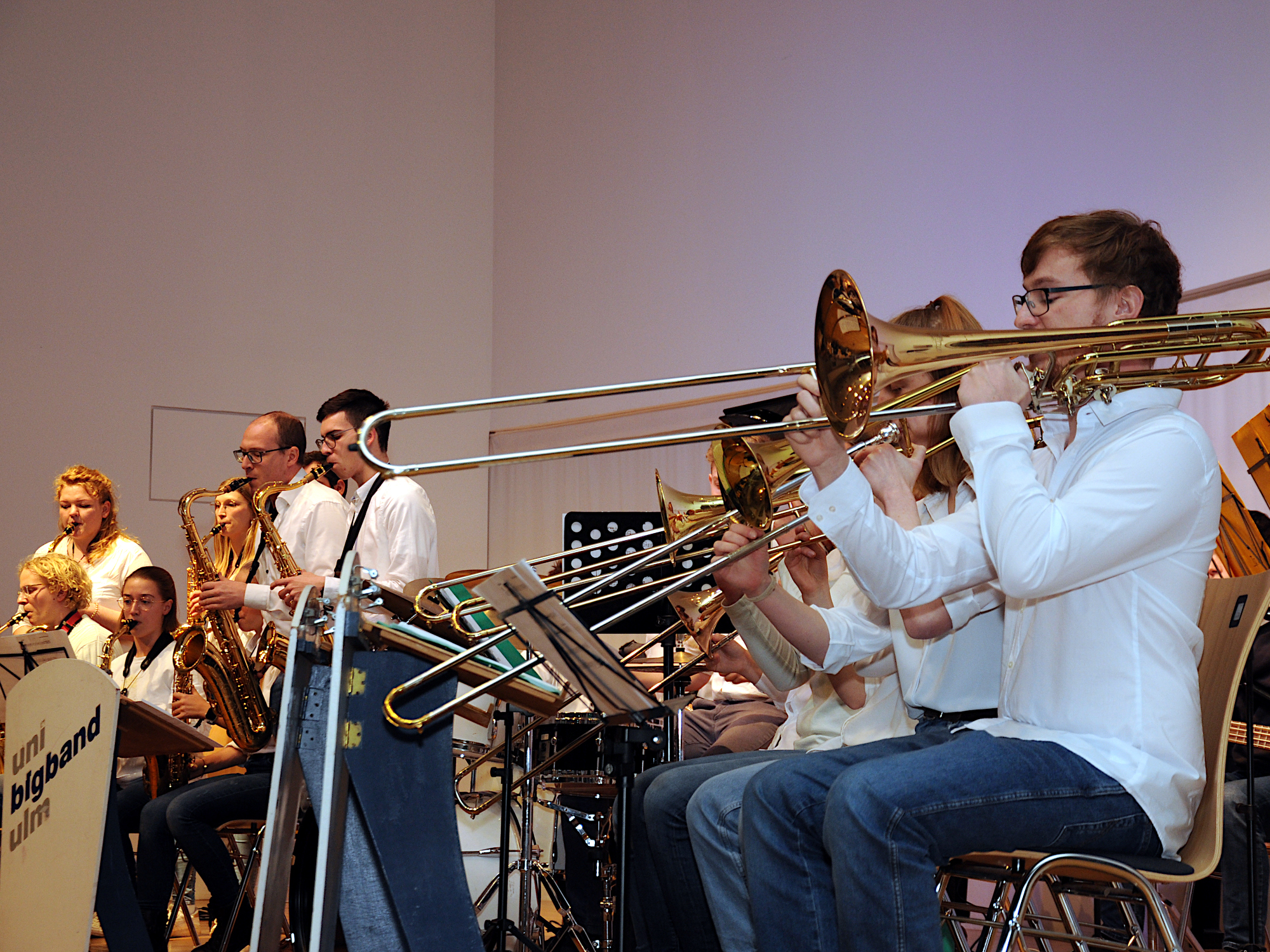 Auf dem Fotos sieht man die Bigband auf der Stadthausbühne zur Eröffnung des Abends spielen