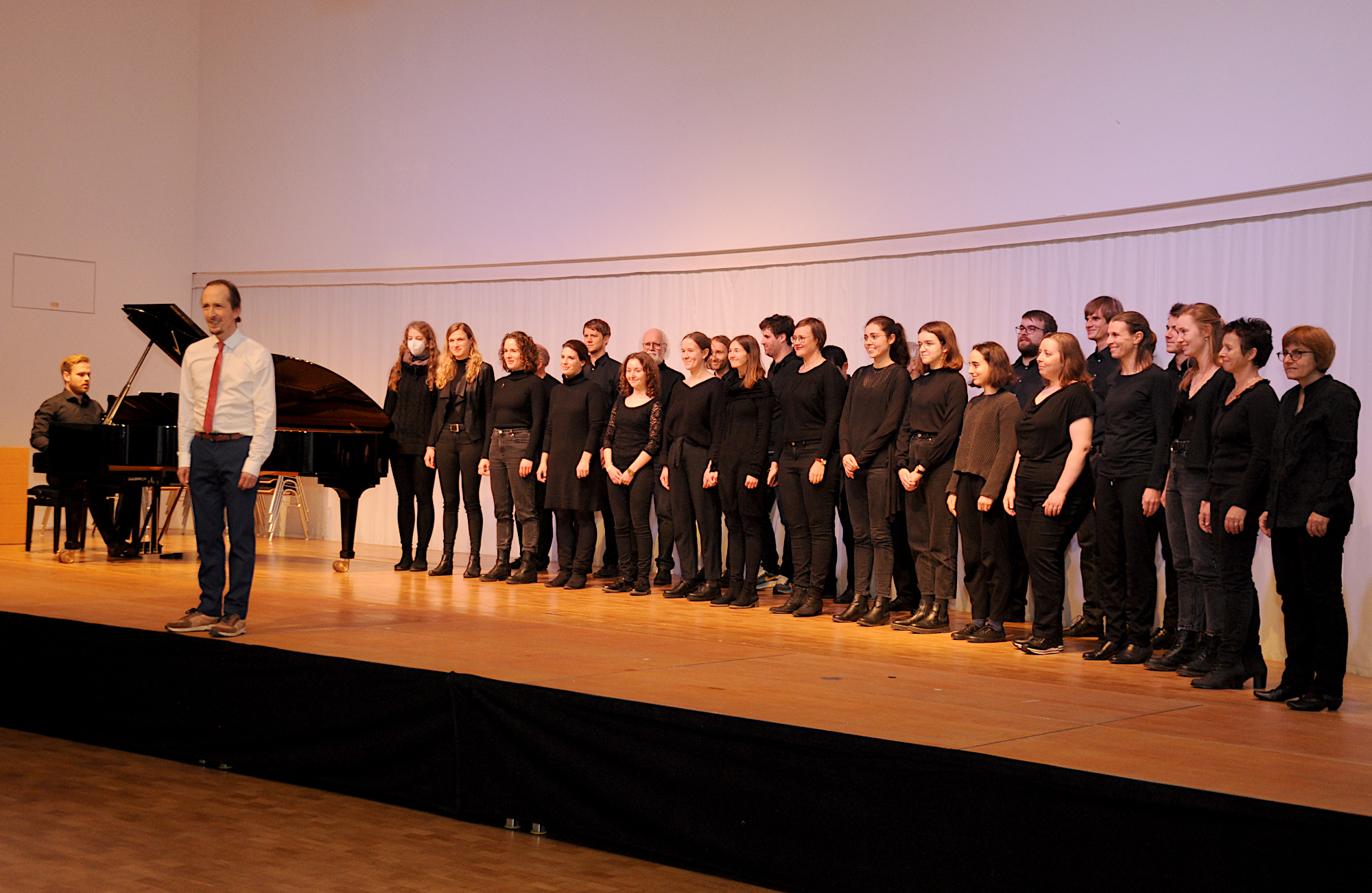 Der Kammerchor von Manuel Haupt mit ihm als Dirigenten auf der Bühne