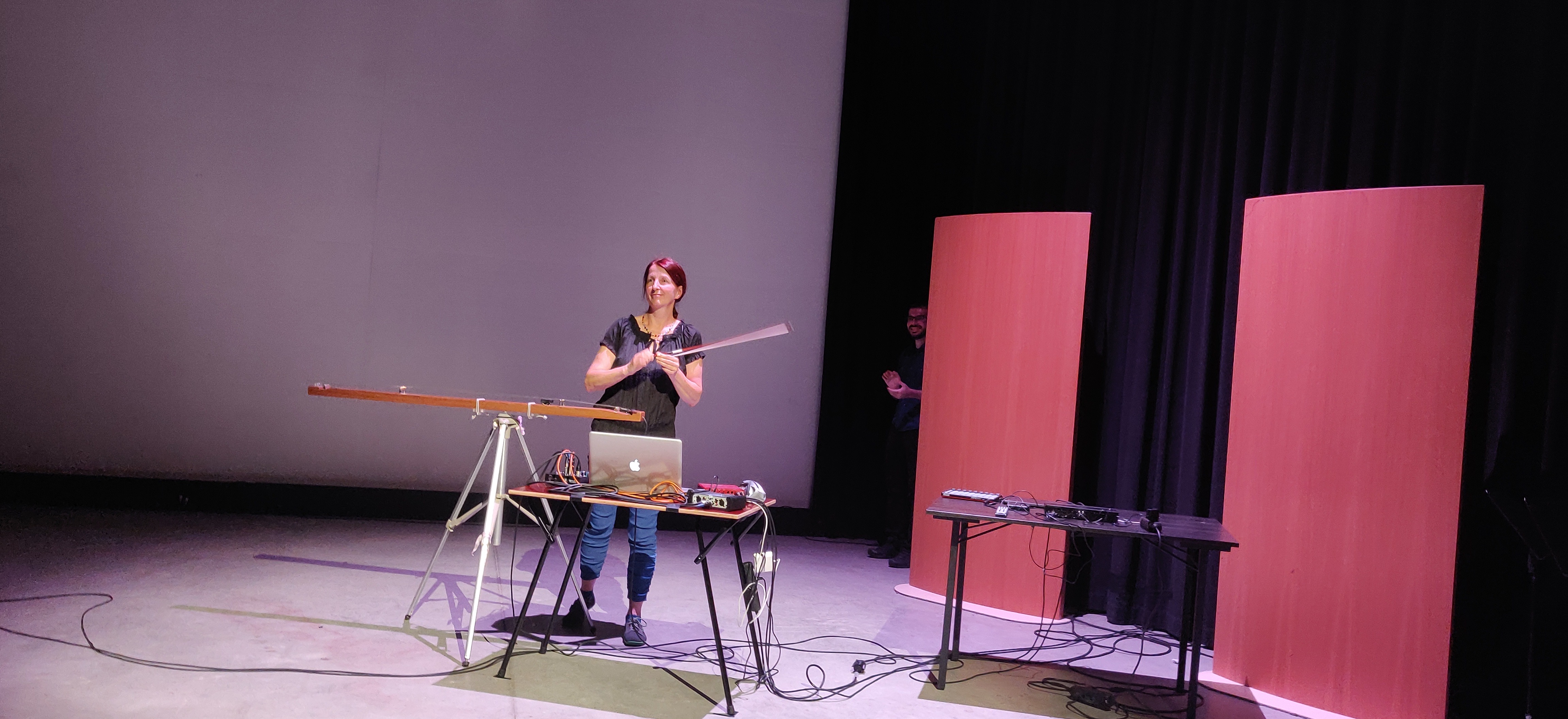 Christine Söffing steht mit ihrem Instrument, dem Chin. auf der Bühne."