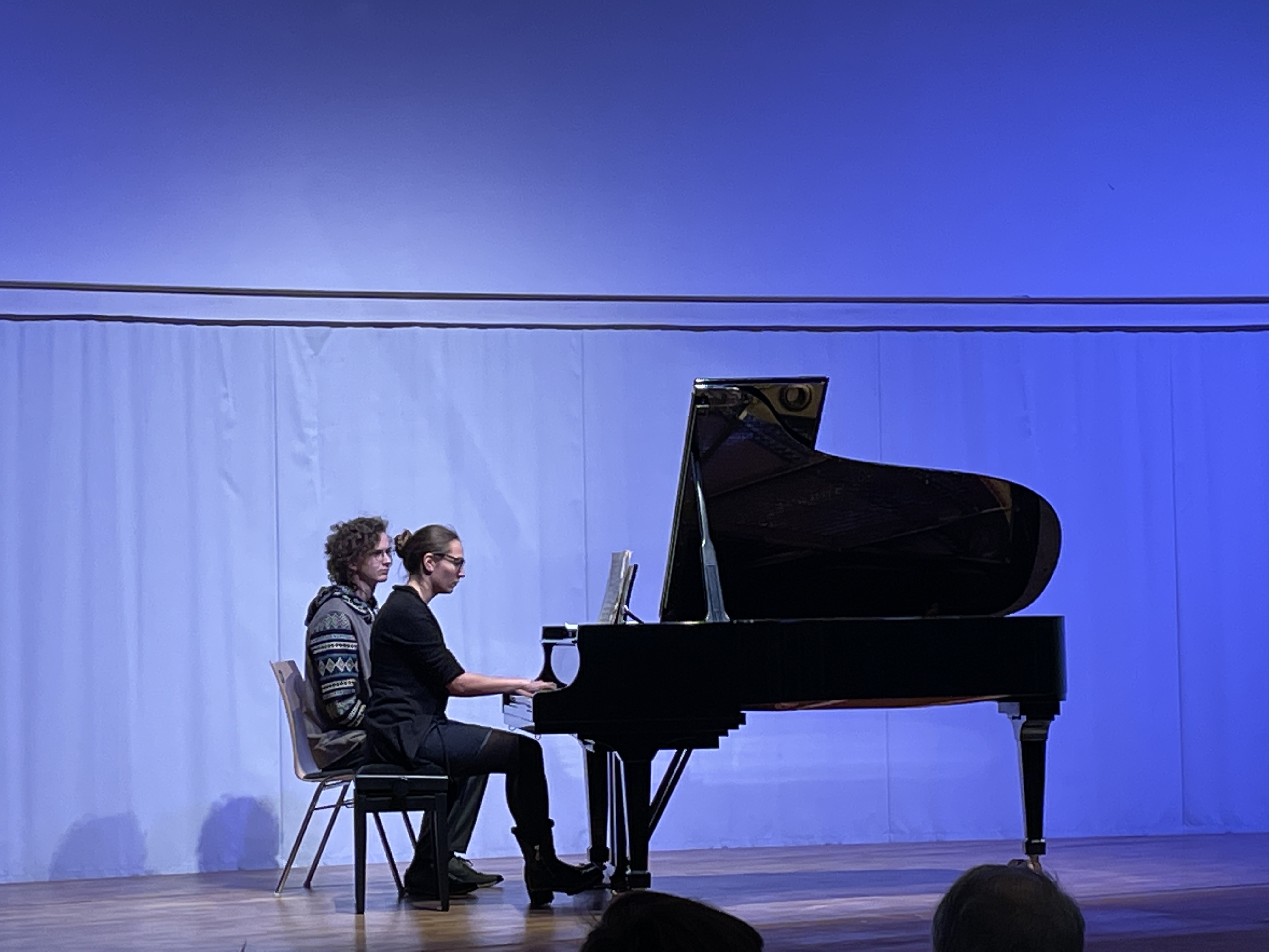 Zwei Spieler der Klavierklasse am Flügel (cs)