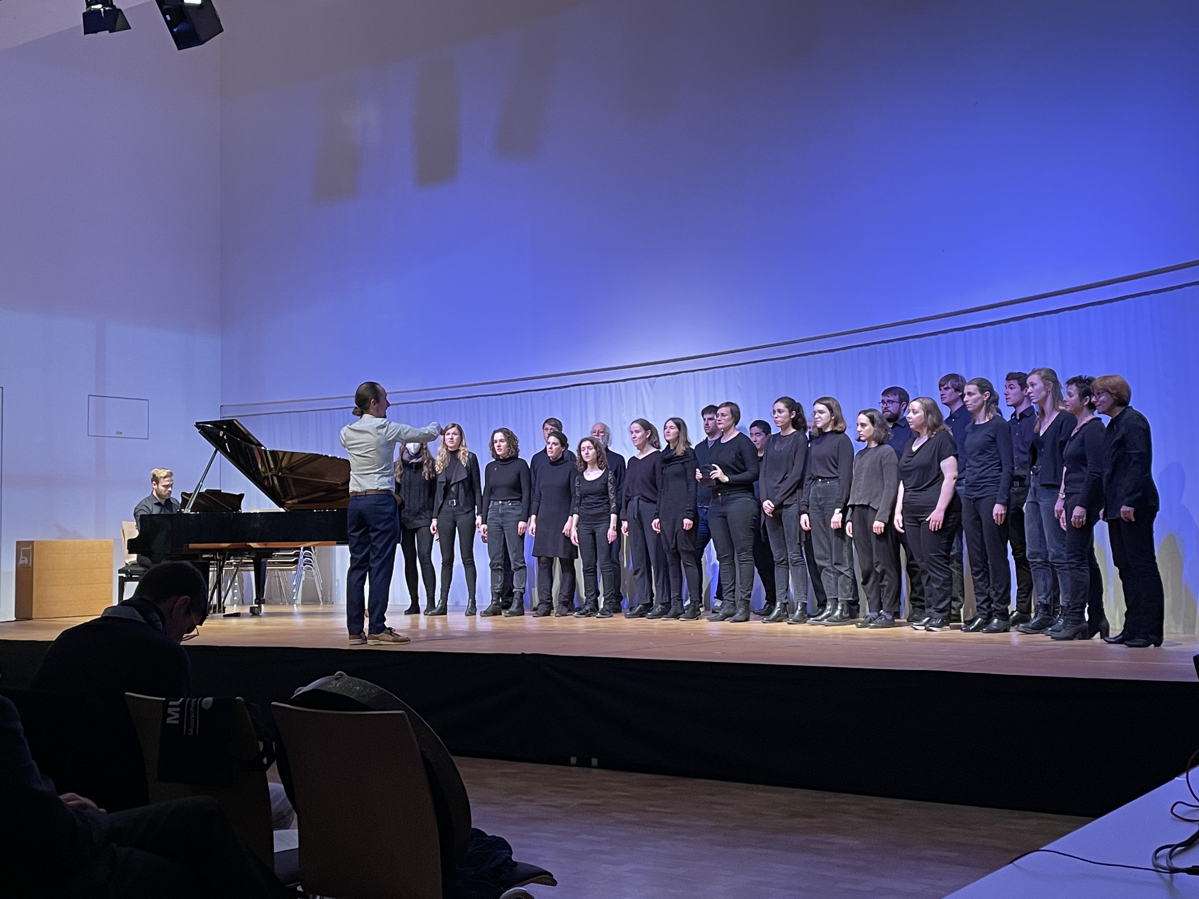 DEr Kammerchor singt auf der Bühne (cs)