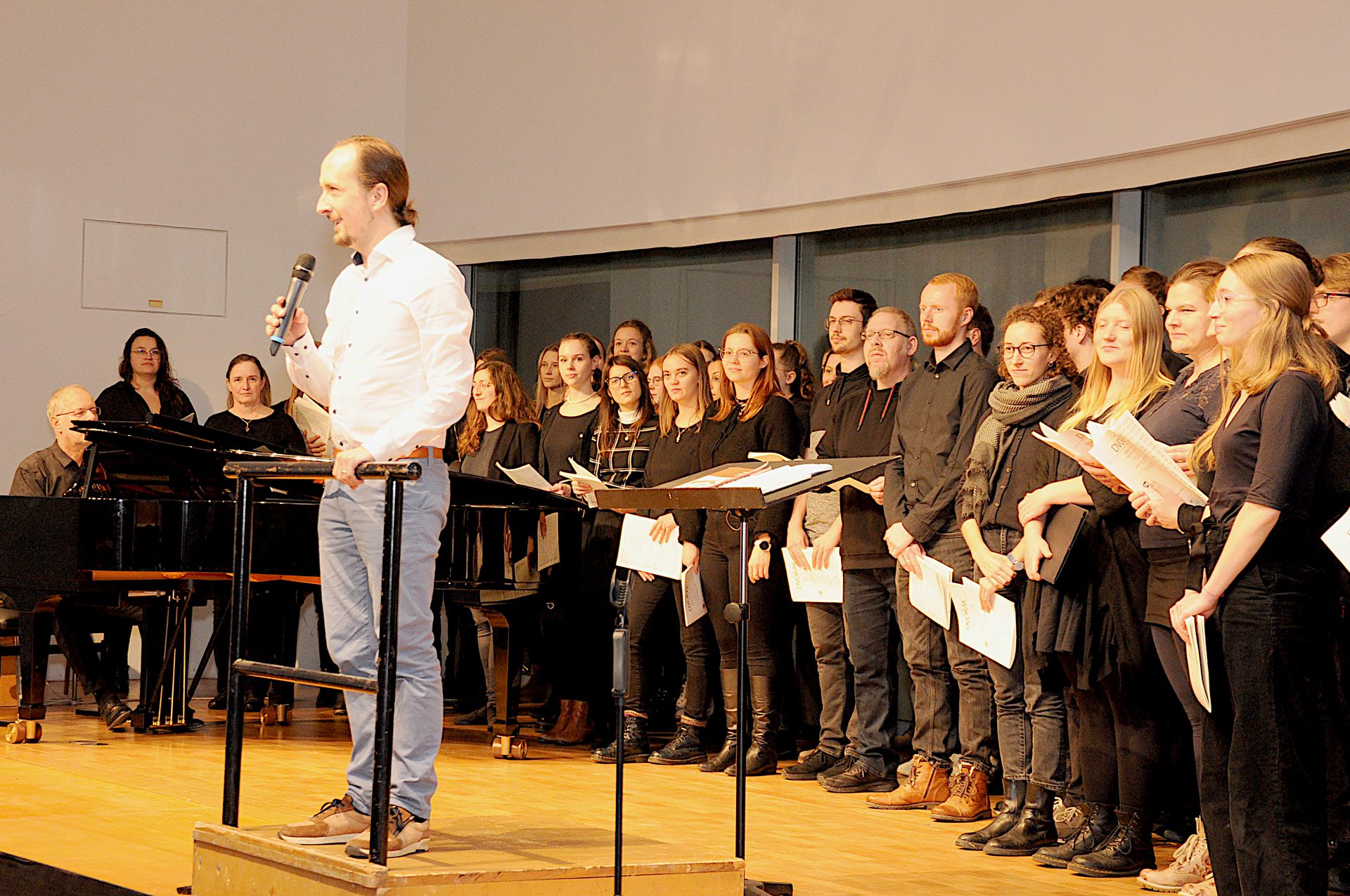 Unter der Leitung von Manuel Haupt sang der Universitätschor von Anton Dvorak aus der Messe in D das "Gloria".