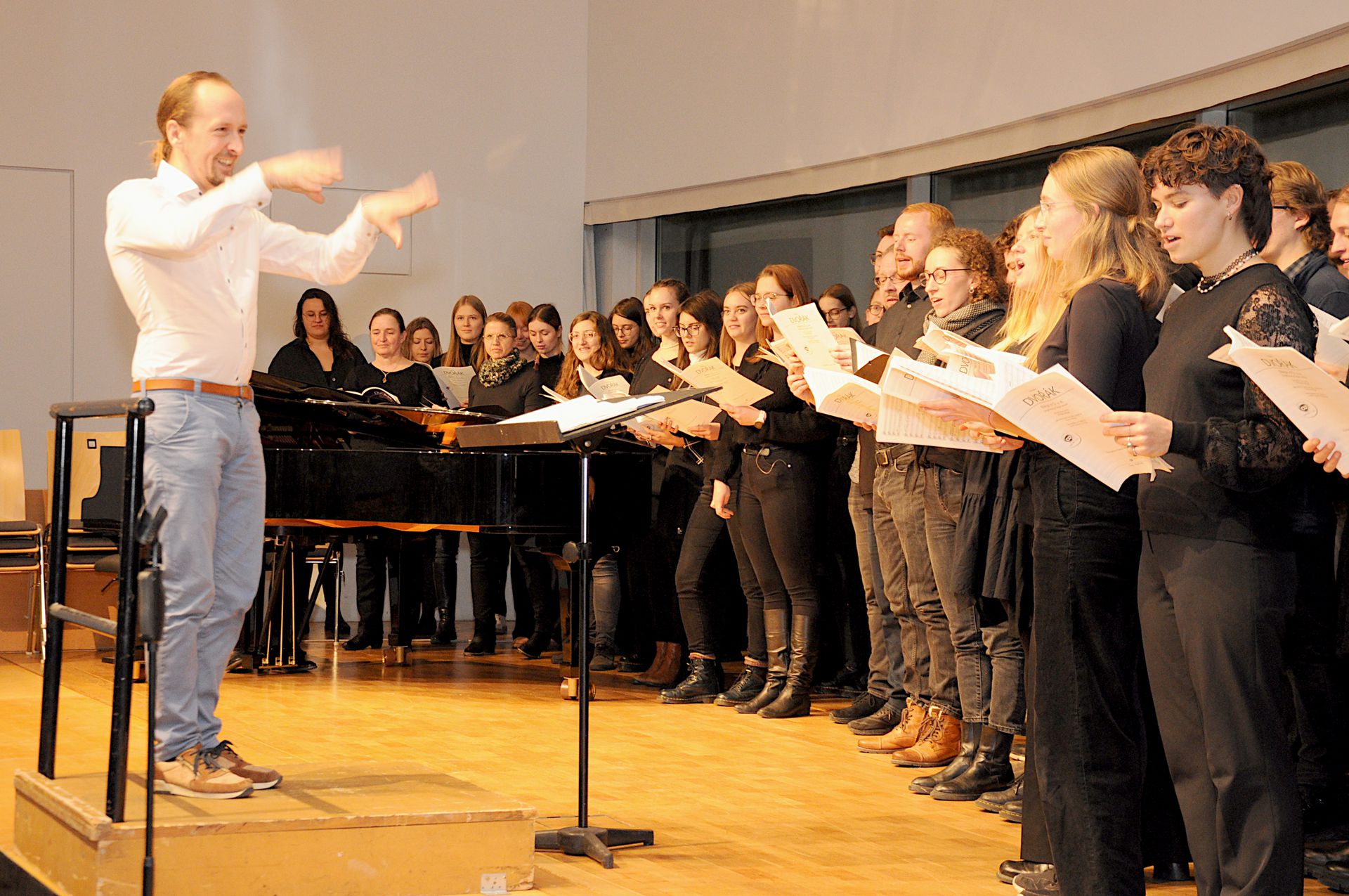 Unter der Leitung von Manuel Haupt sang der Universitätschor von Anton Dvorak aus der Messe in D das "Gloria".