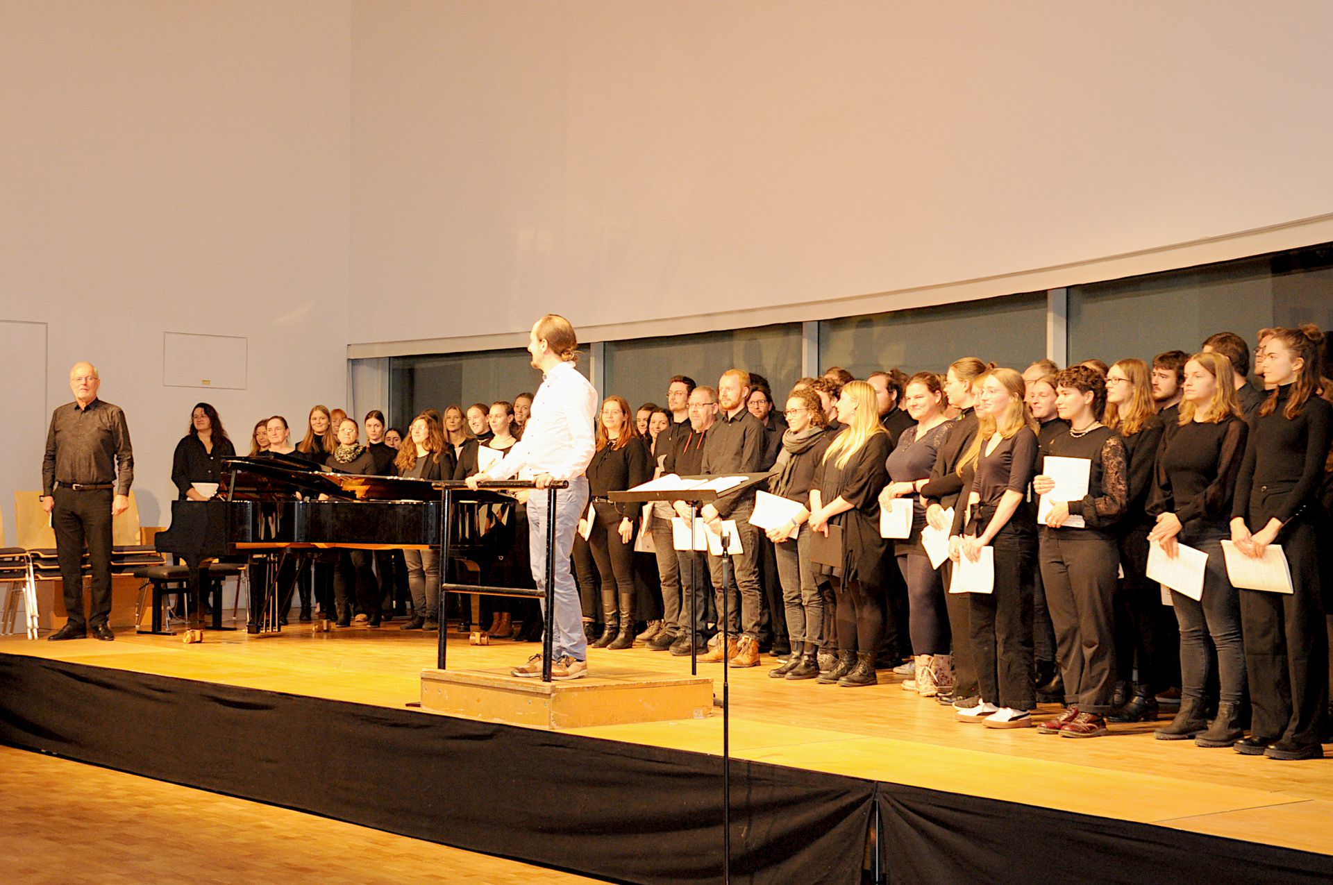 Unter der Leitung von Manuel Haupt sang der Universitätschor von Anton Dvorak aus der Messe in D das "Gloria".