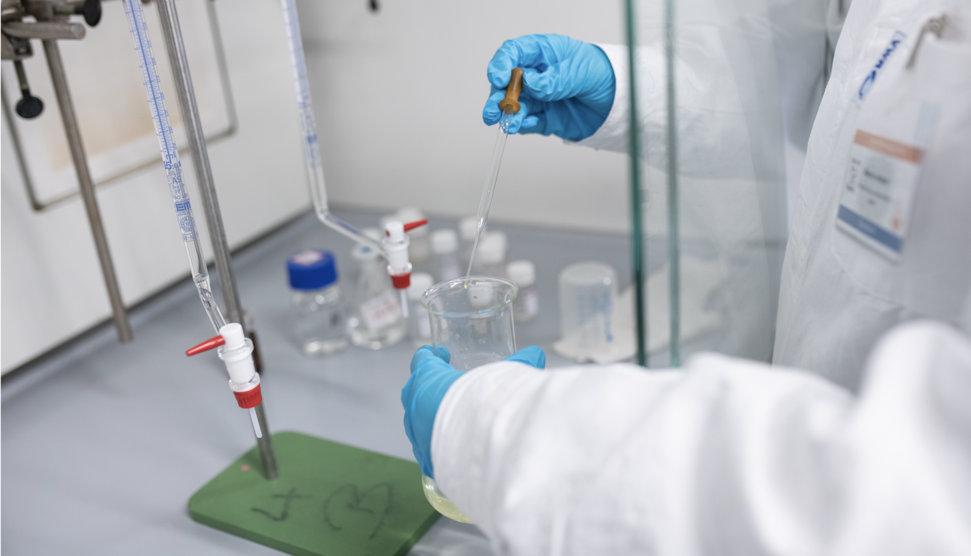 Das Foto zeigt eine Versuchsanordnung zur Durchführung einer Titration.
