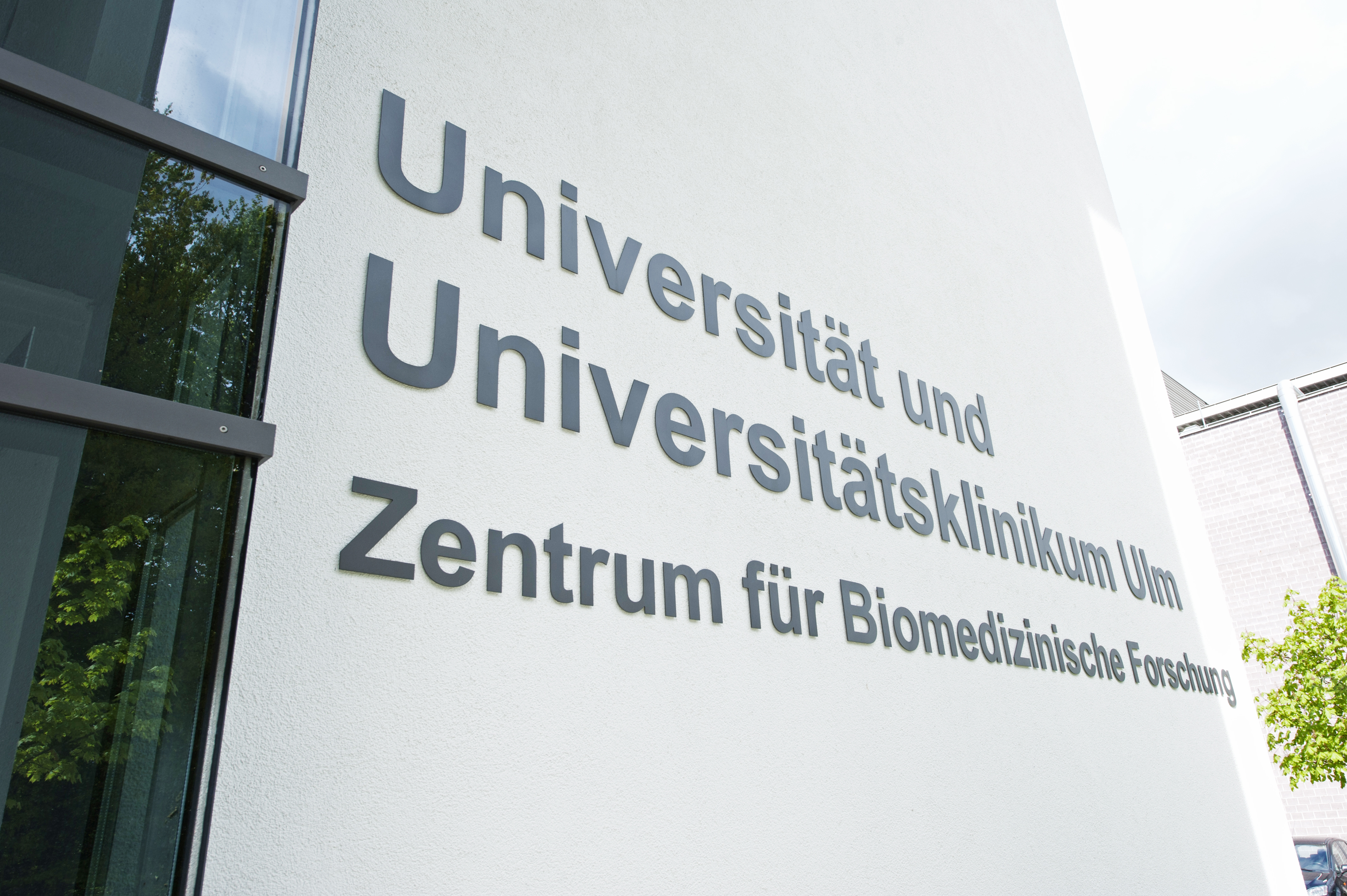 Foto Eingangsbereich Zentrum für Biomedizinische Forschung