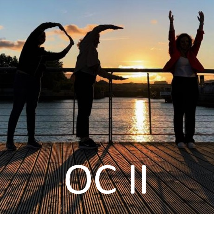 Anna, Teresa und Jessi formen ein „lebendiges“ OC II-Logo.