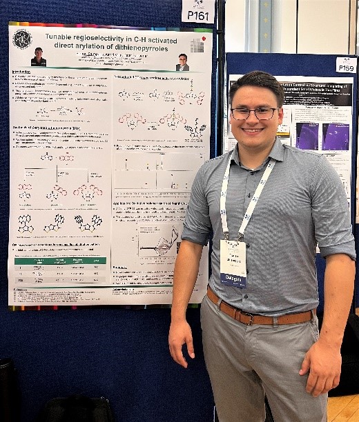 PhD student Florian Stümpges at his poster with the title „Tunable regioselectivity in C-H activated direct arylation of dithienopyrroles“.