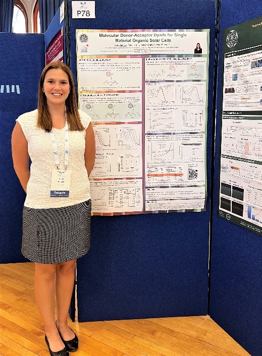 Doktorandin Anna Aubele an ihrem Poster mit dem Titel „Molecular Donor-Acceptor Dyads for Single Material Organic Solar Cells“.